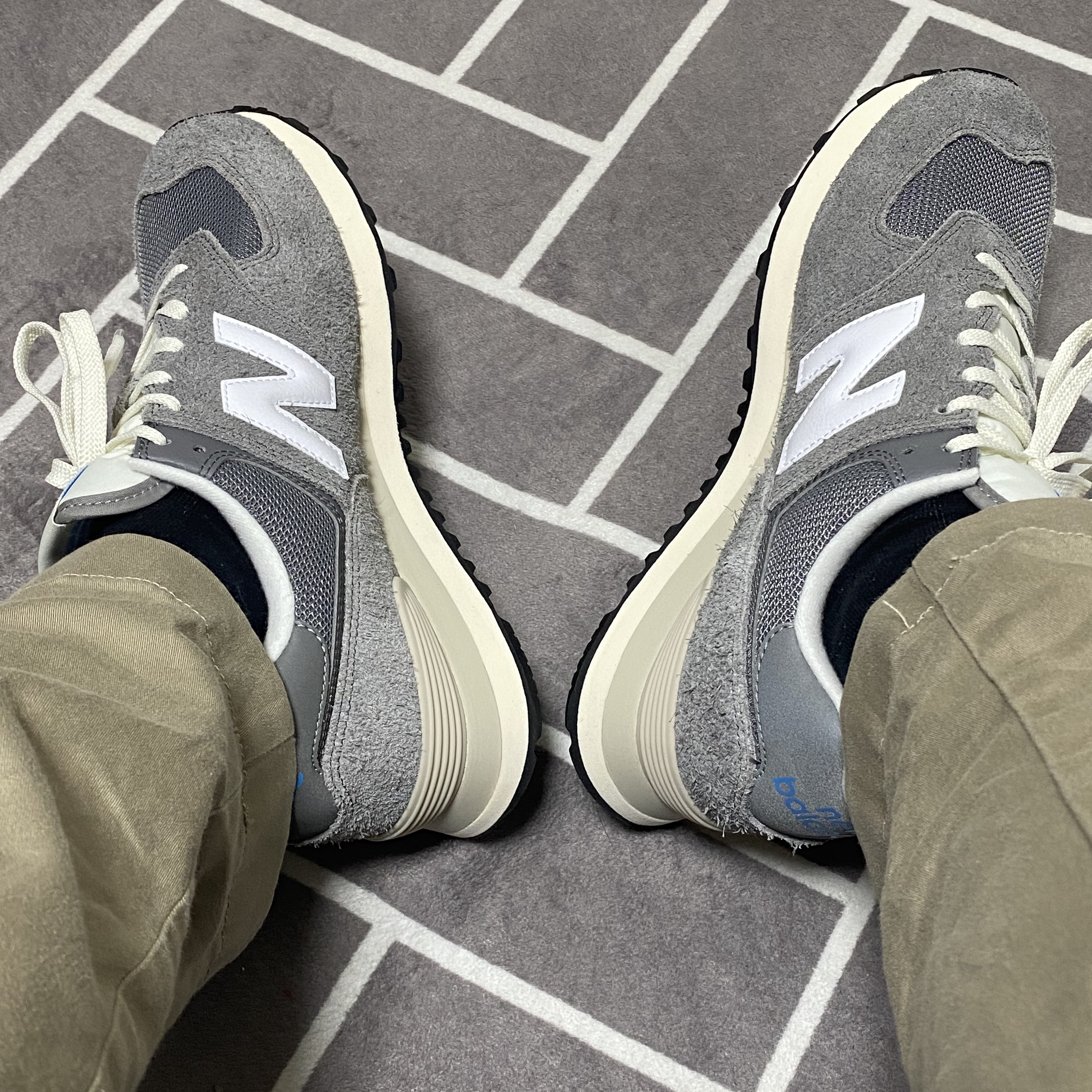 New Balance 574 Heritage Gray 착용 스타일