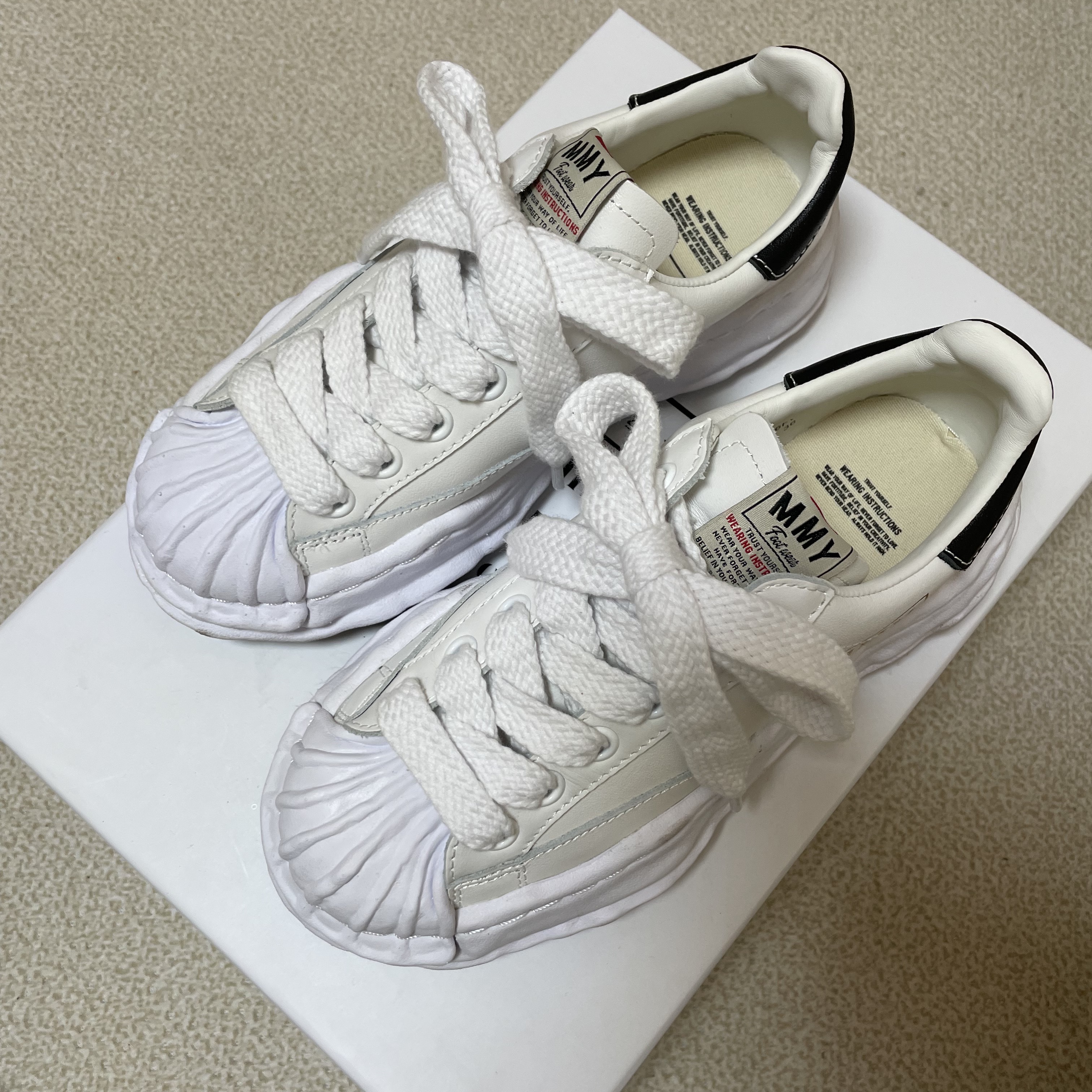 Maison Mihara Yasuhiro Blakey OG Sole Leather Low-top Sneakers White 착용 스타일