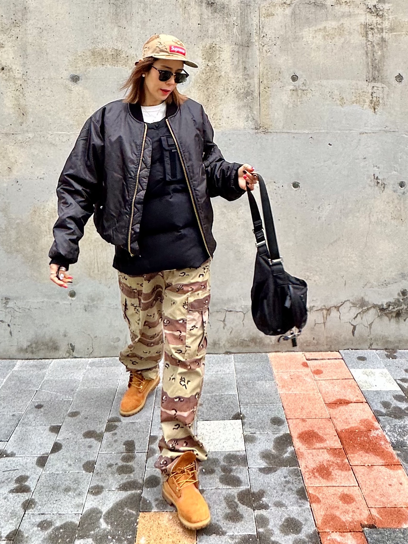 Prada Re-Nylon and Saffiano Leather Shoulder Bag Black, Ray-Ban Clubmaster Classic Polished Black Frame Green Classic G-15 Lenses 착용 스타일 - 1