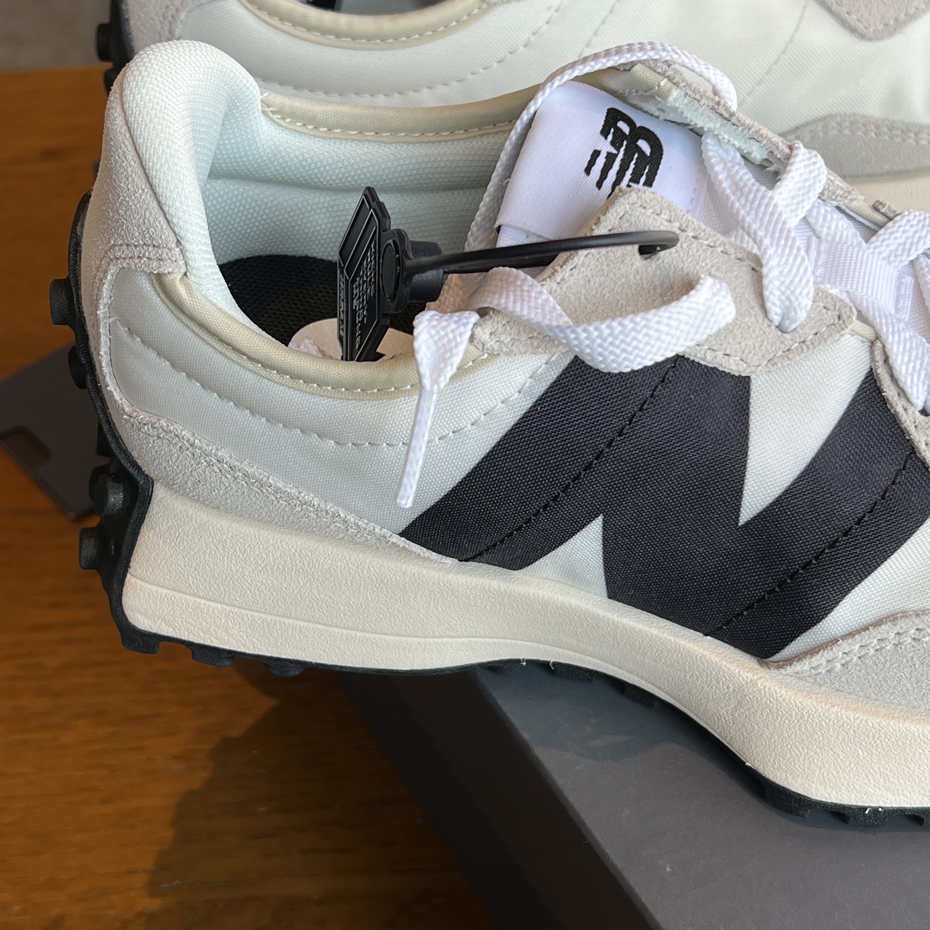 New Balance 327 White Black 착용 스타일