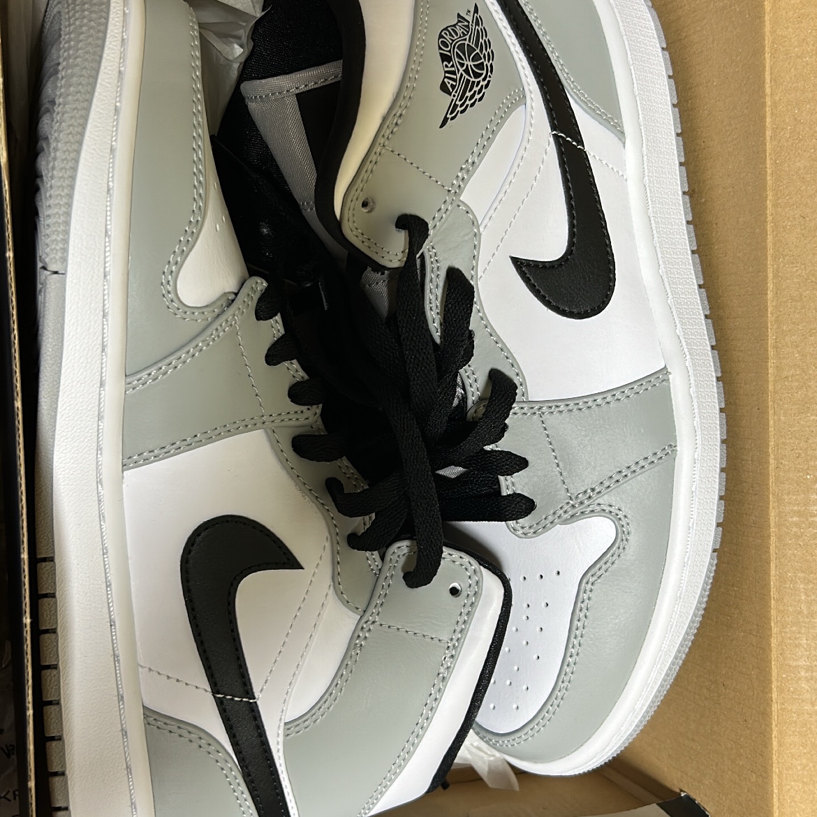 Jordan 1 Mid Light Smoke Grey 착용 스타일 - 2