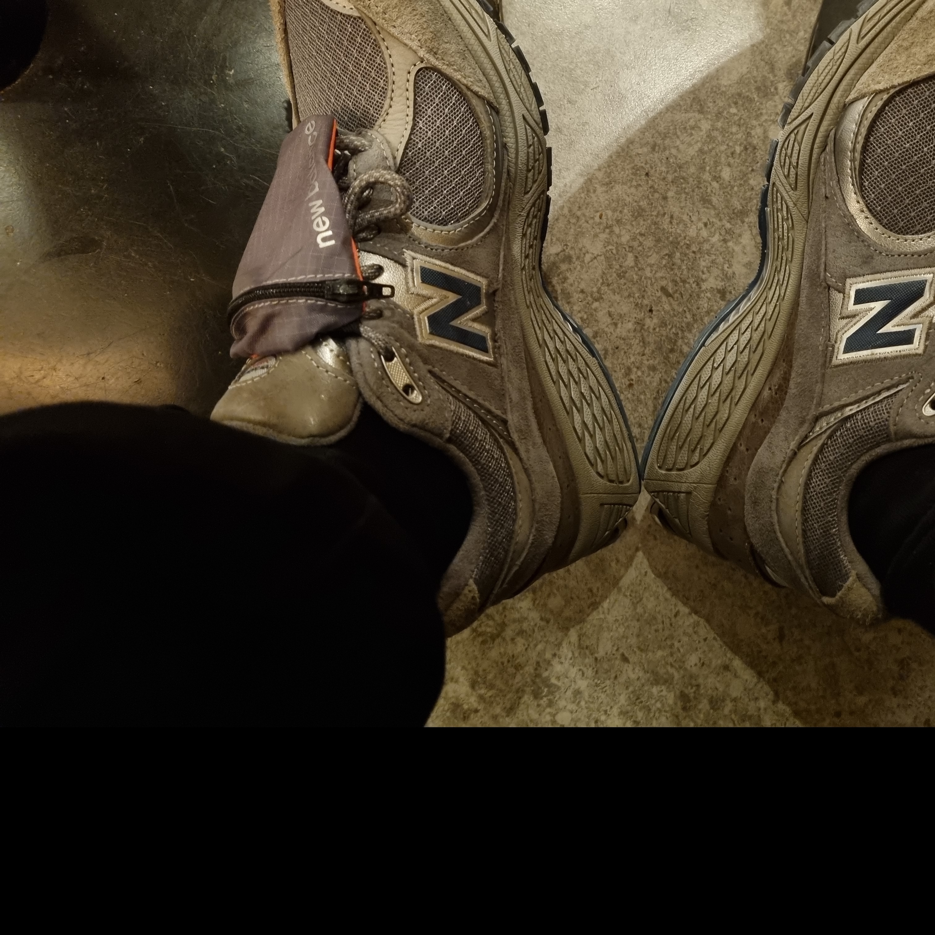 New Balance 2002R Premium Vintage Grey 착용 스타일 - 3