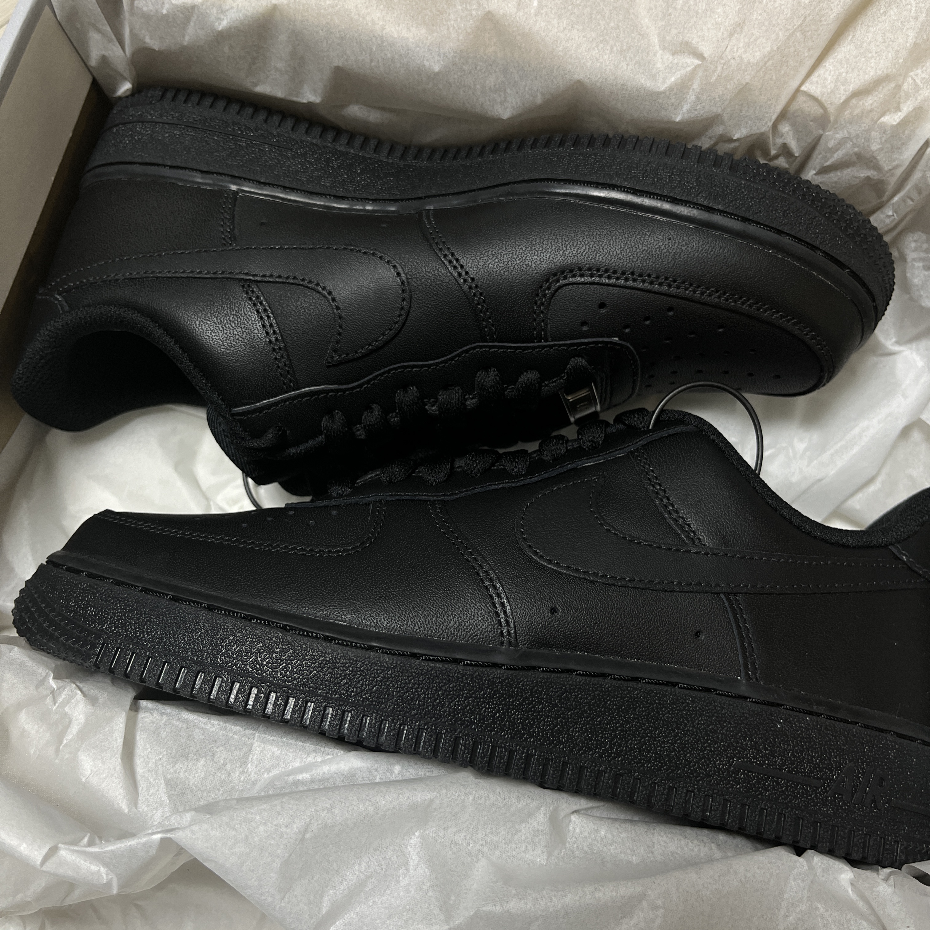 Nike Air Force 1 '07 Low Triple Black 착용 스타일 - 2