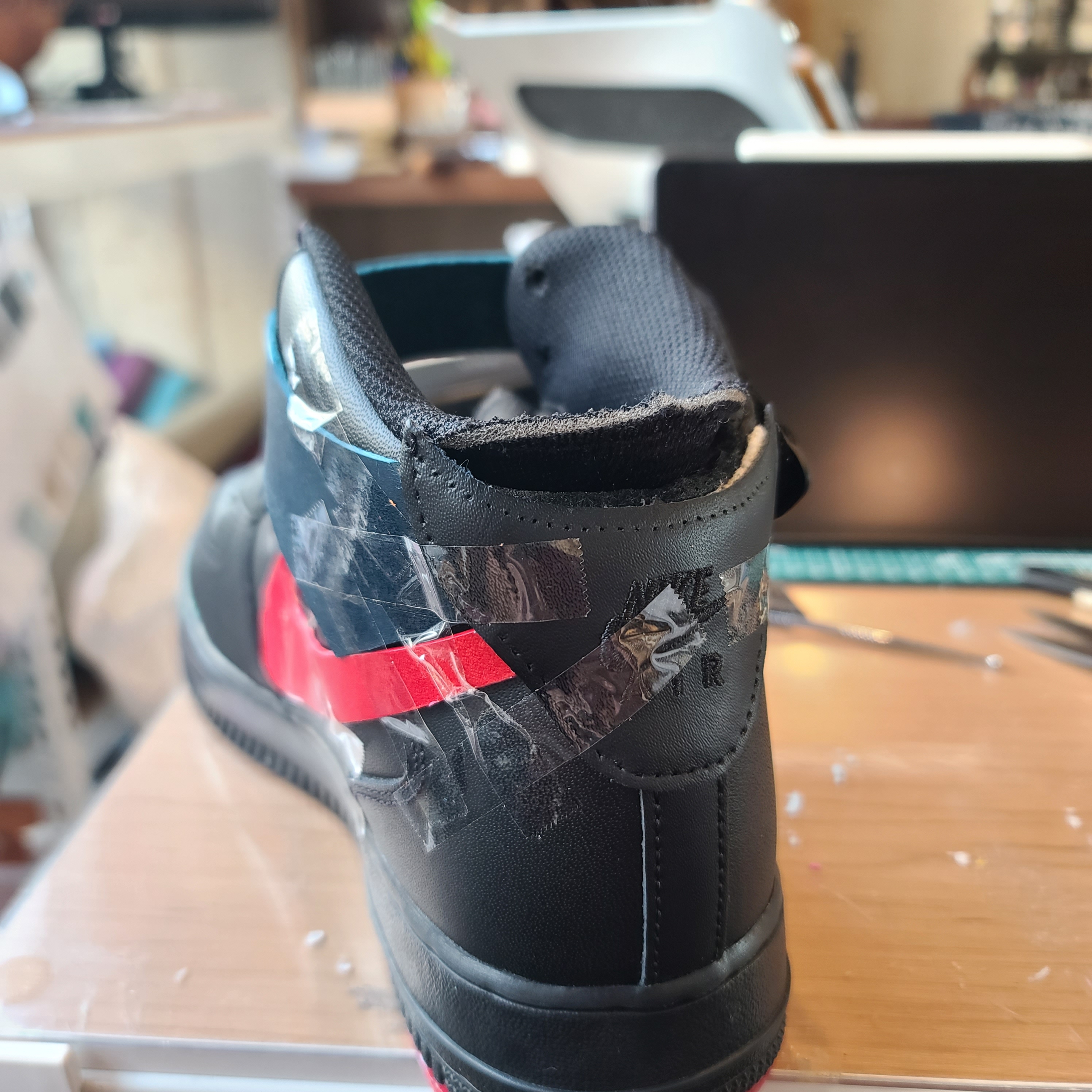 Nike Air Force 1 Mid '07 Black, Apple iPad Pro 4th Gen 11-inch Wifi 128GB Space Gray (Korean Ver.) 착용 스타일 - 2