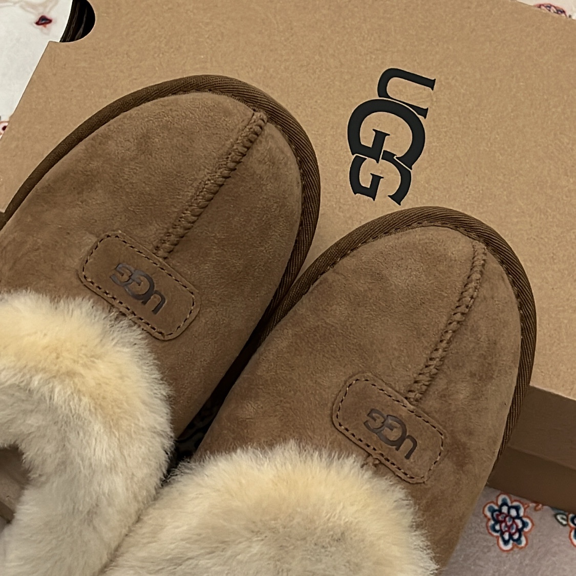 (W) UGG Coquette Slipper Chestnut 착용 스타일