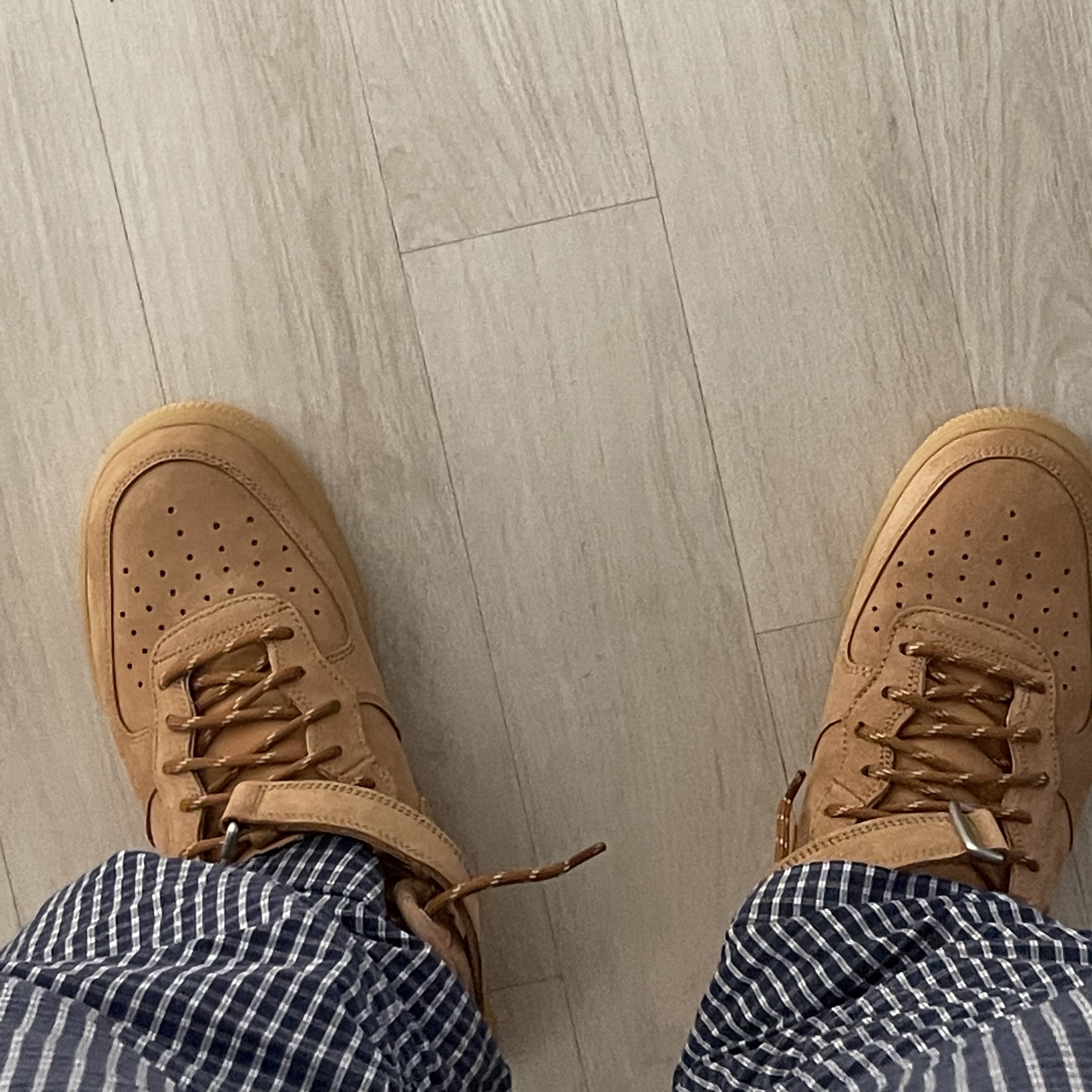 Nike Air Force 1 Mid '07 WB Flax 착용 스타일 - 1
