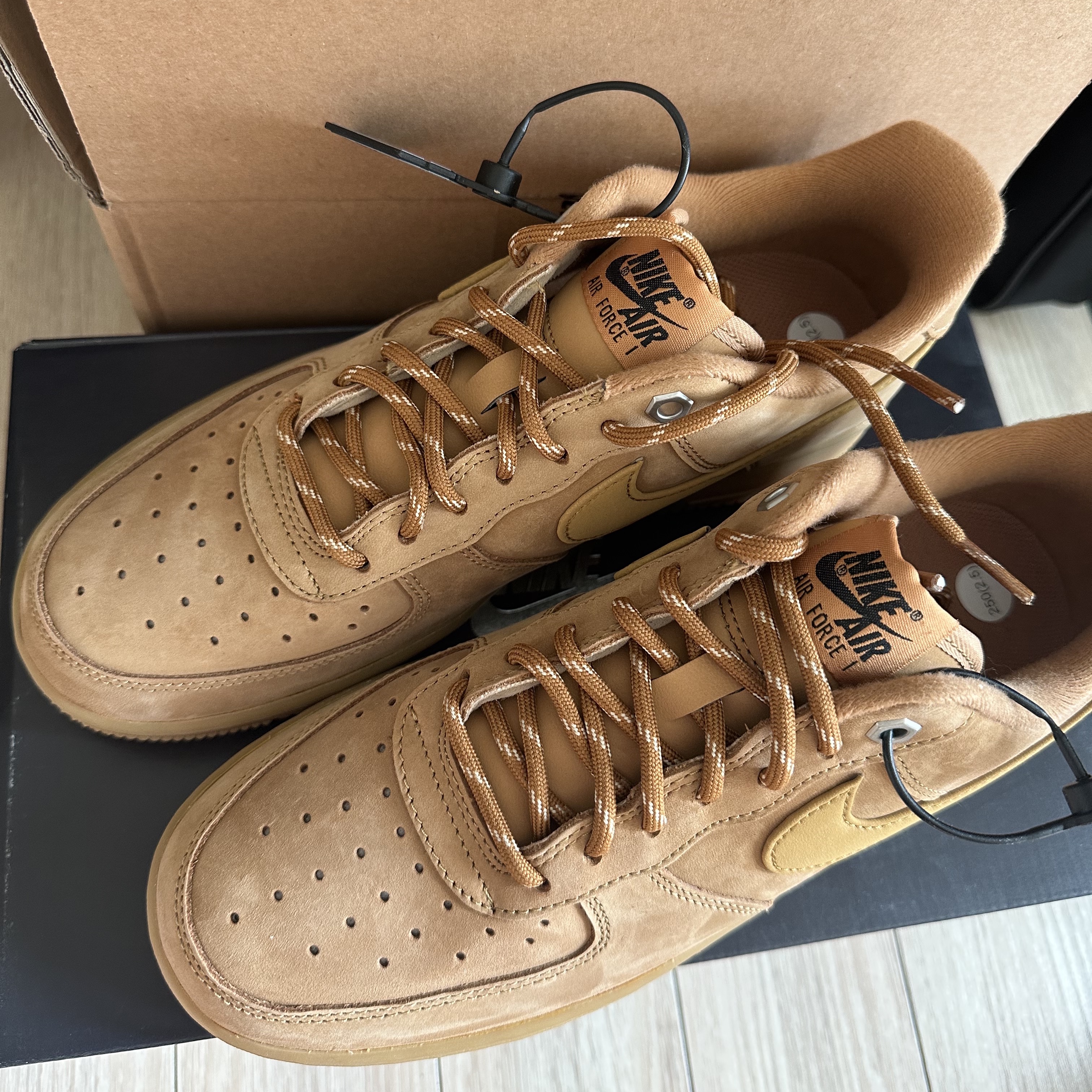 Nike Air Force 1 '07 WB Flax 착용 스타일