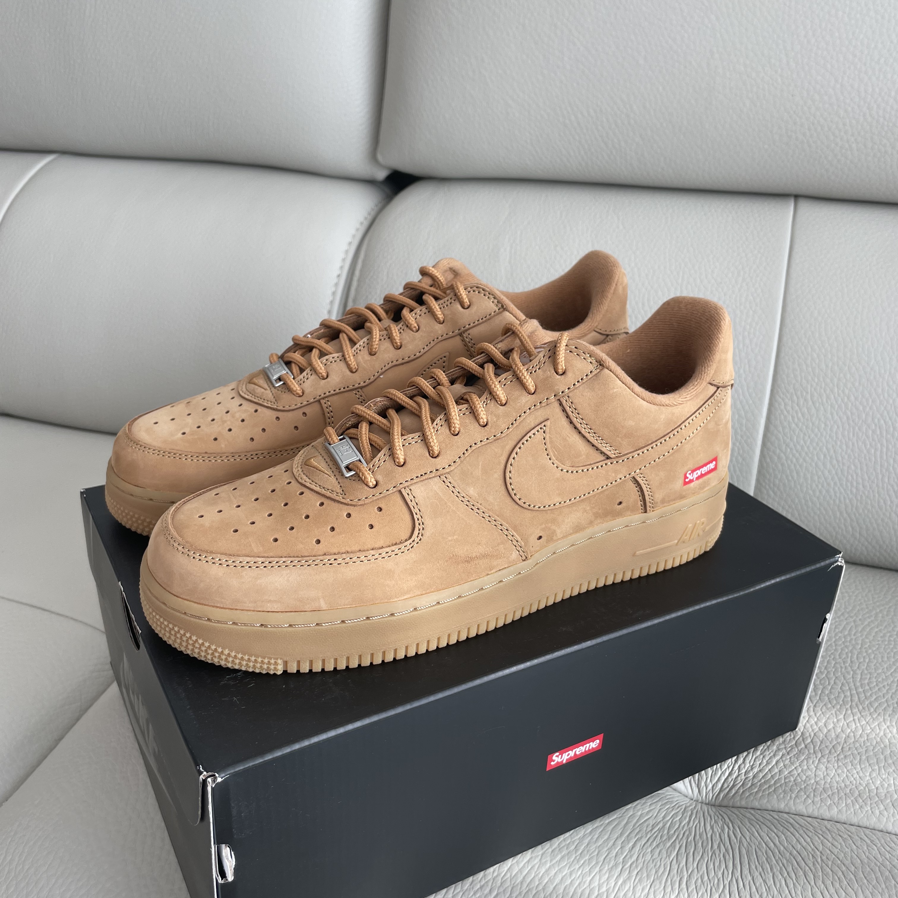 Nike x Supreme Air Force 1 Low Flax 착용 스타일
