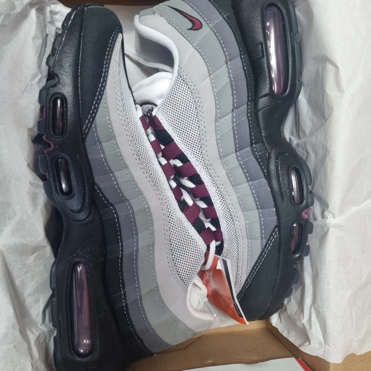 Nike Air Max 95 Pearl Grey and Dark Beetroot 착용 스타일 - 1
