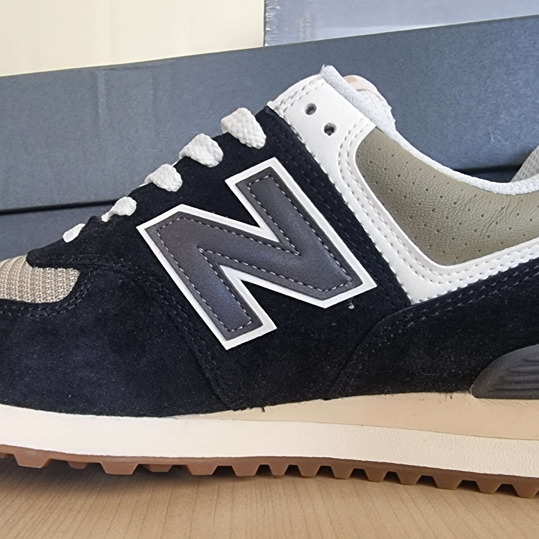 New Balance 574 Black Olive Gum 착용 스타일 - 3