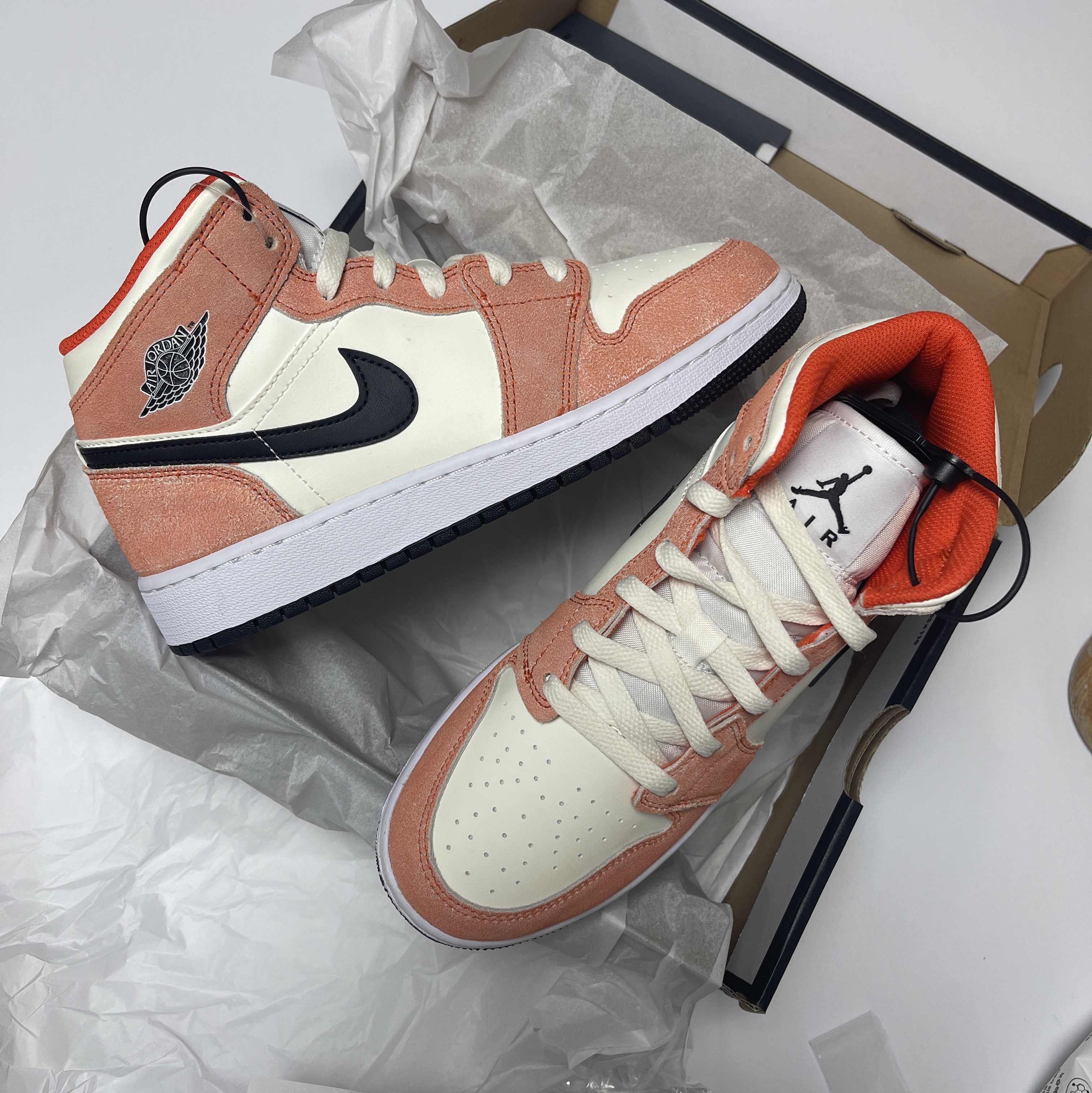 (GS) Jordan 1 Mid SE Team Orange Black 착용 스타일 - 1