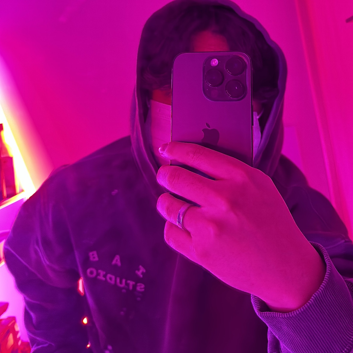 IAB Studio Pigment Hoodie Black, Apple iPhone 14 Pro 256GB Space Black (Korean Ver.) 착용 스타일