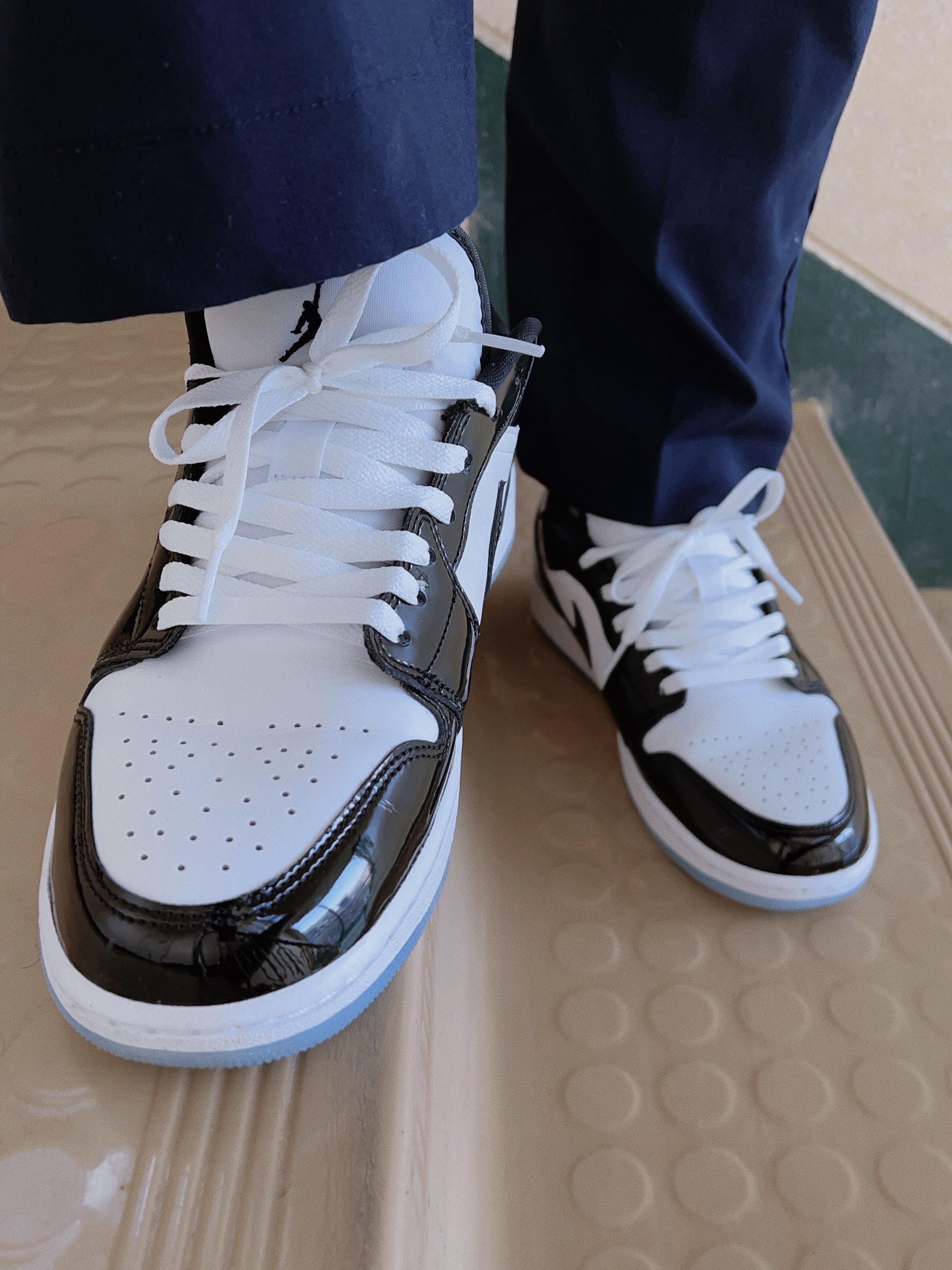 Jordan 1 Low SE Concord, Bottega Veneta Padded Tech Cassette Black 착용 스타일 - 2