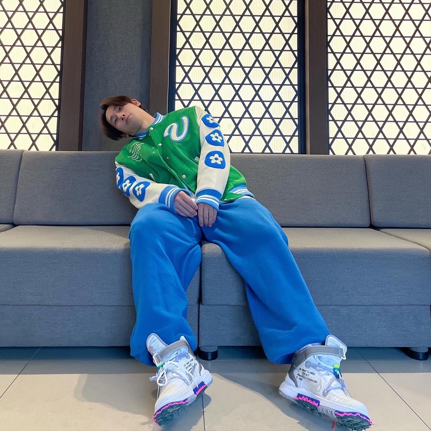 Vandy The Pink Lemonade Varsity Jacket, Nike x Off-White Air Force 1 Mid SP White 착용 스타일 - 3
