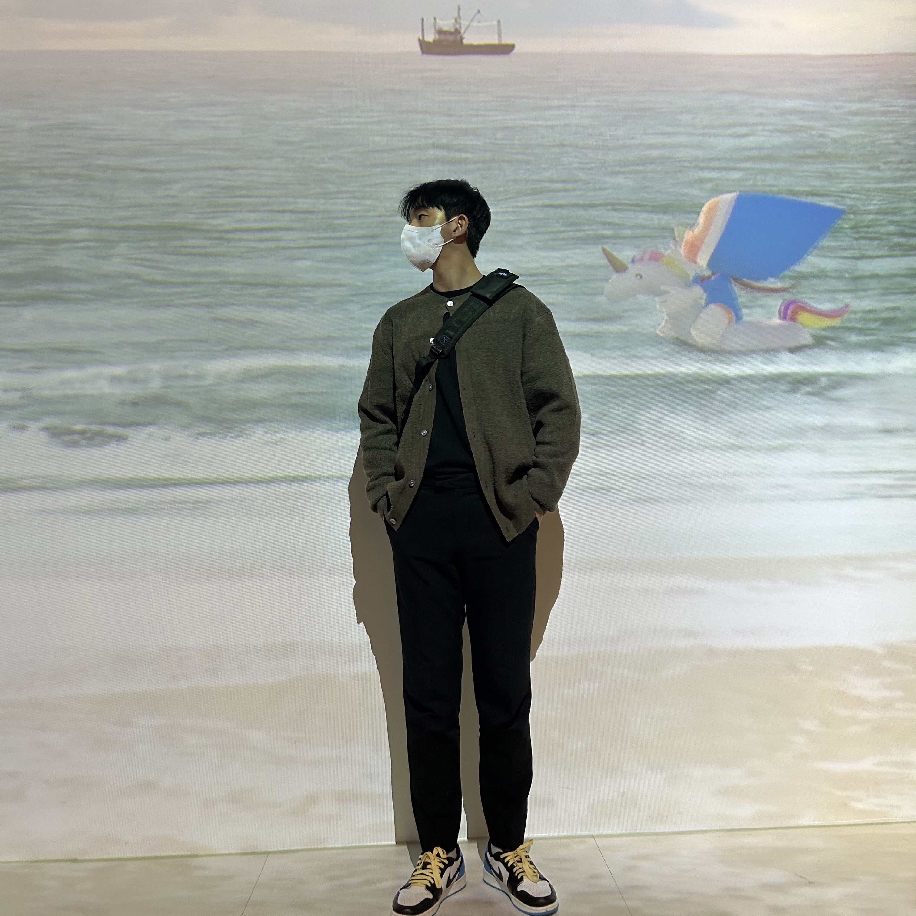 Jordan 1 Retro Low OG Black and Dark Powder Blue, Ader Error x Eastpak Up-Down Sling Black 착용 스타일 - 1