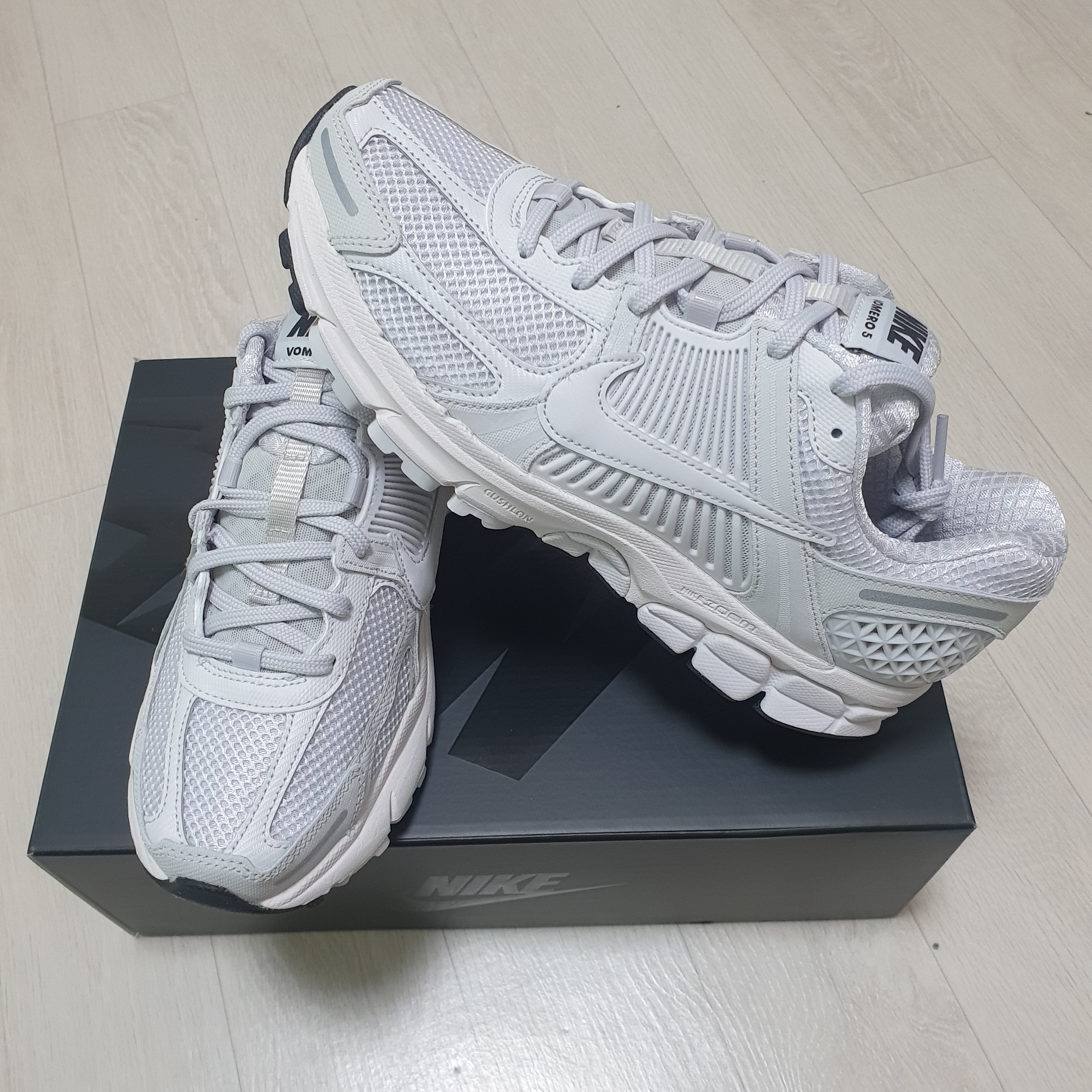 Nike Zoom Vomero 5 SP Vast Grey 2023 착용 스타일 - 1