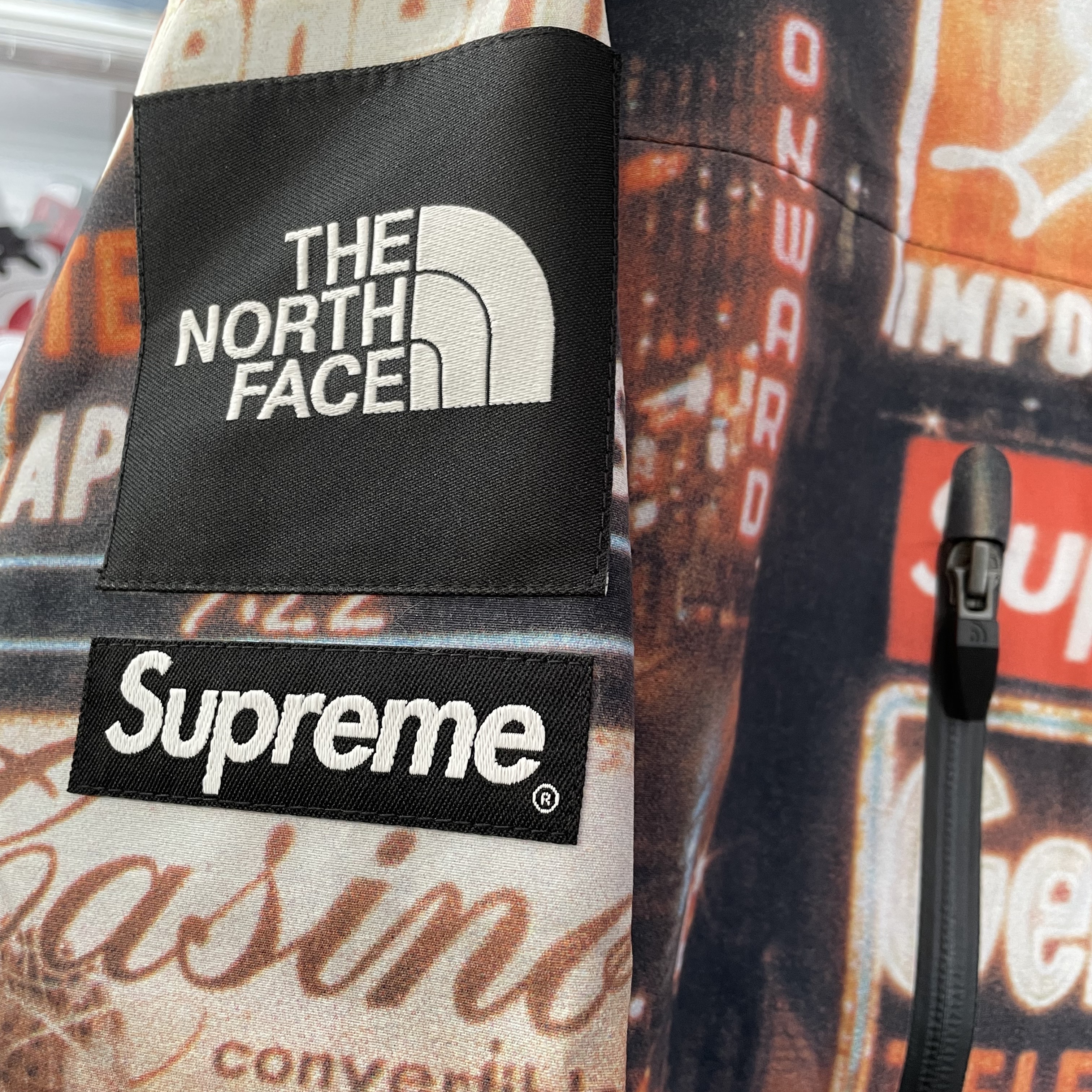 Supreme x The North Face Taped Seam Shell Jacket Times Square - 22FW 착용 스타일 - 2