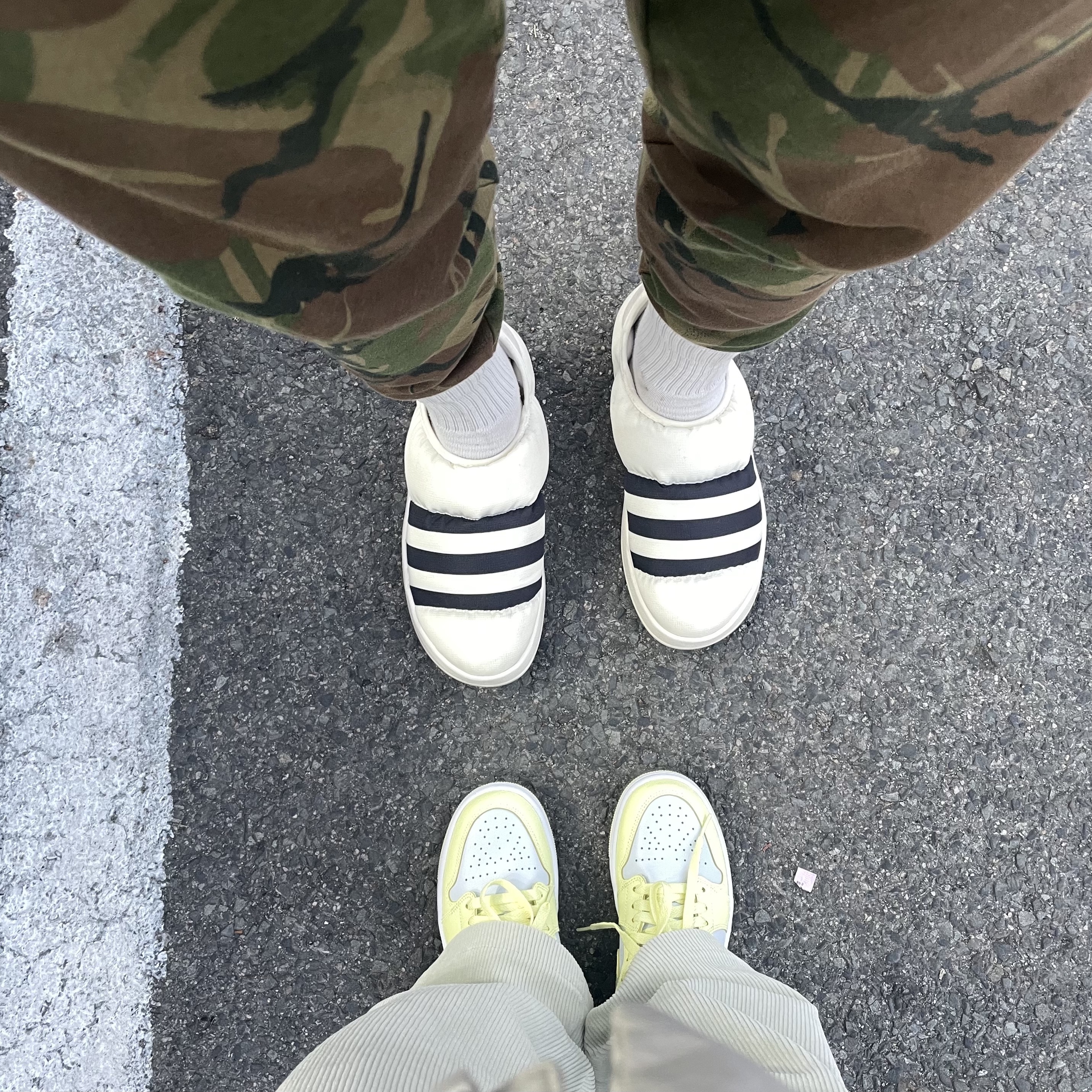 (W) Jordan 1 Low Citron Tint, Adidas Puffylette Off White 착용 스타일 - 1