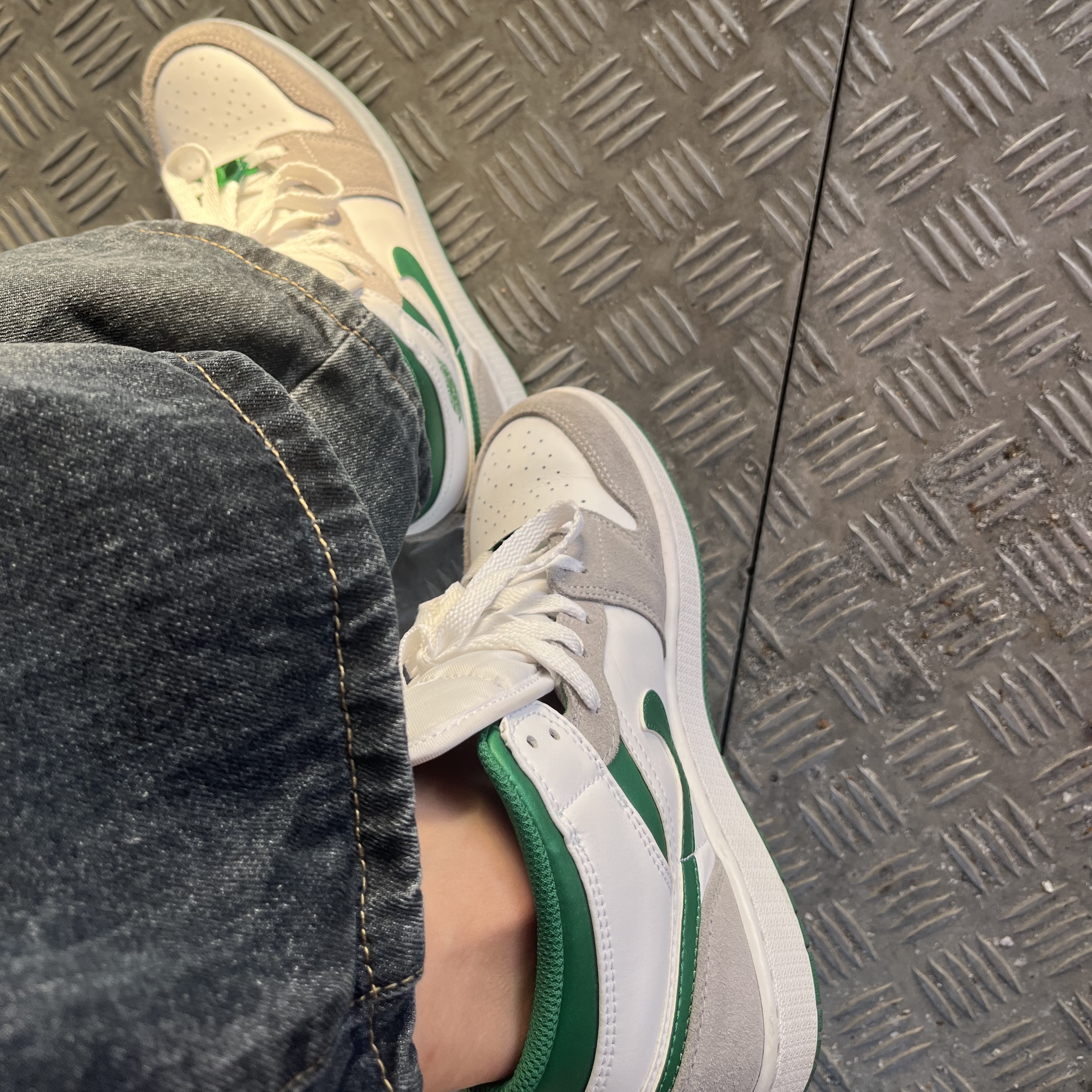 Jordan 1 Mid SE Pine Green Light Smoke Grey 착용 스타일 - 3