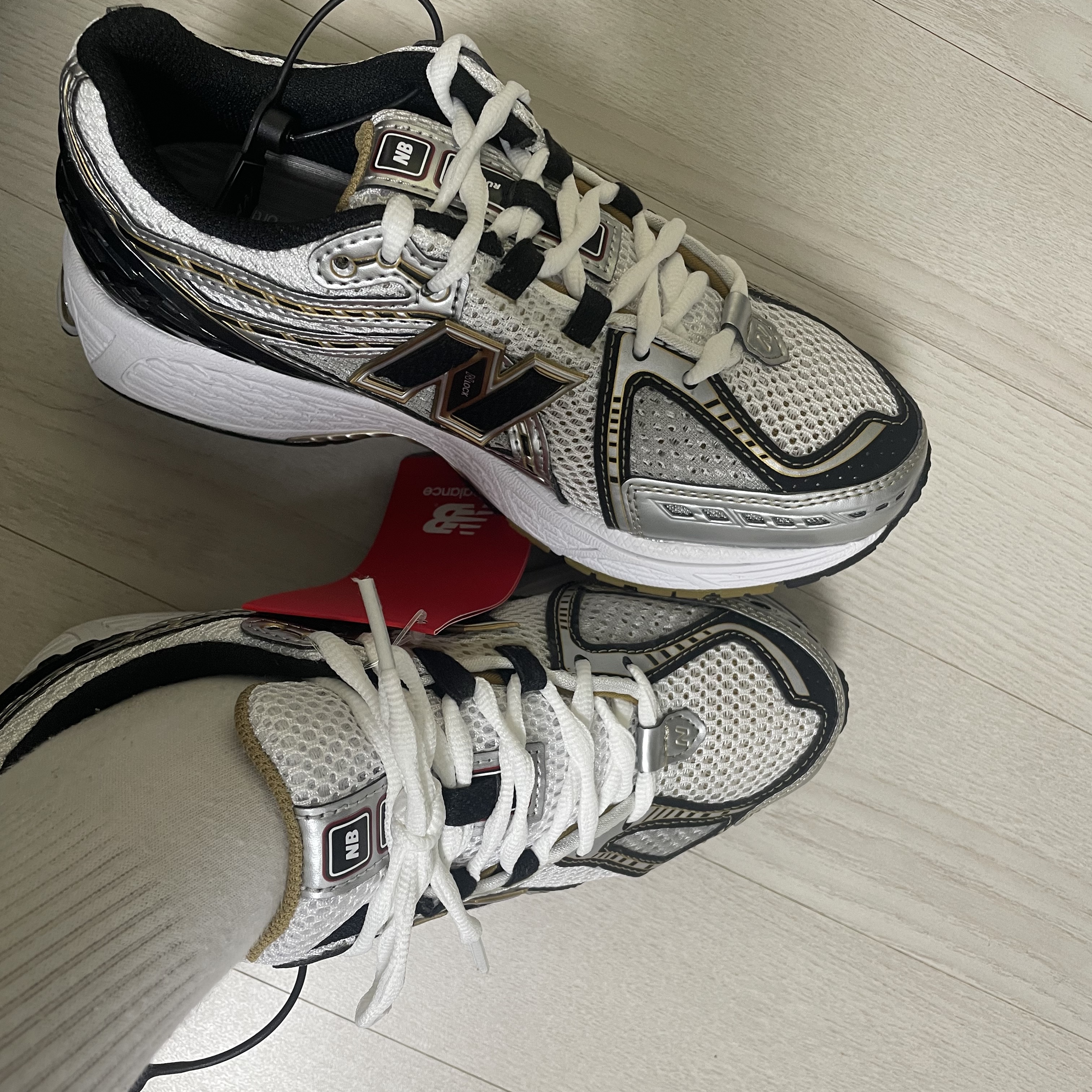New Balance 1906R White Gold 착용 스타일