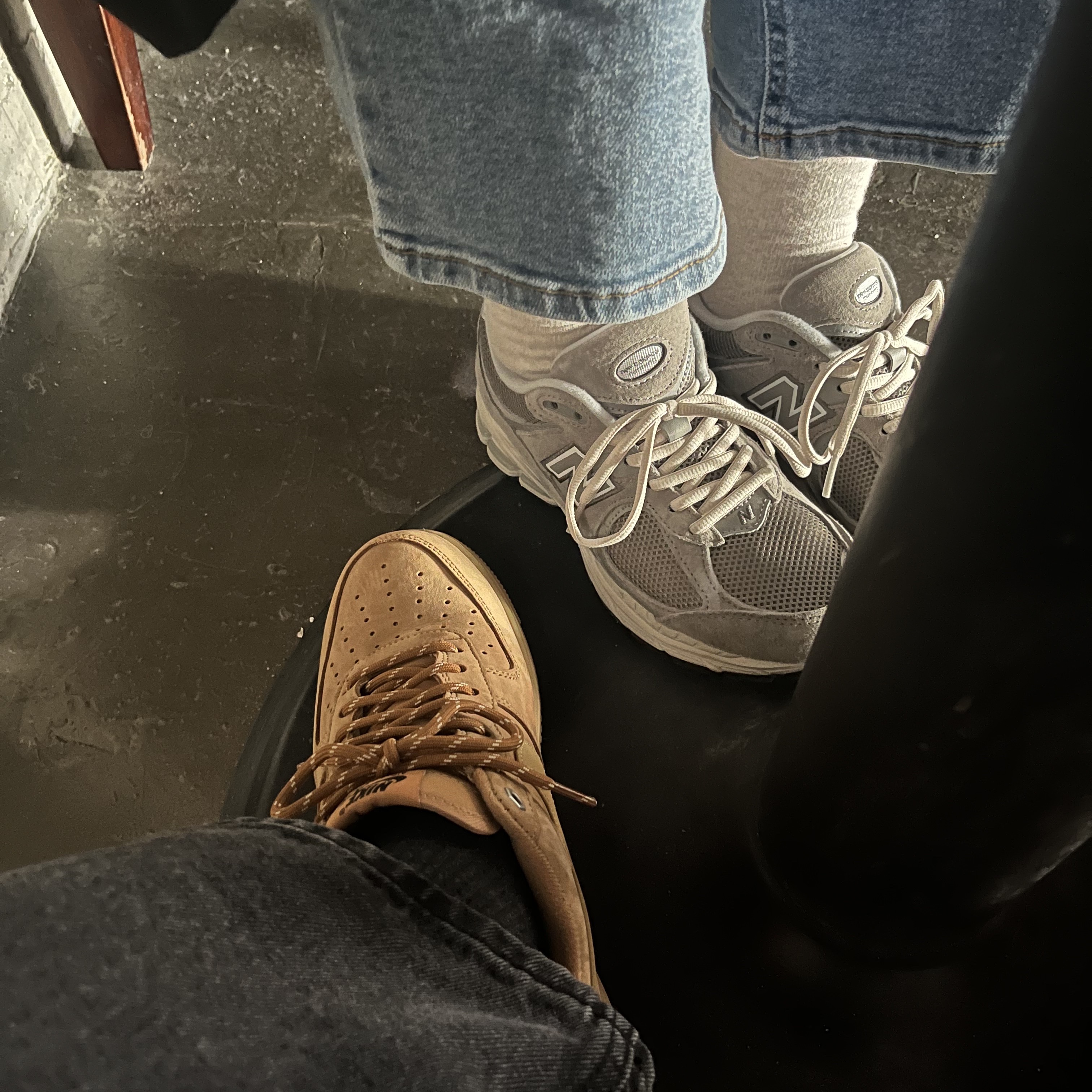 New Balance 2002R Grey, Nike Air Force 1 '07 WB Flax 착용 스타일