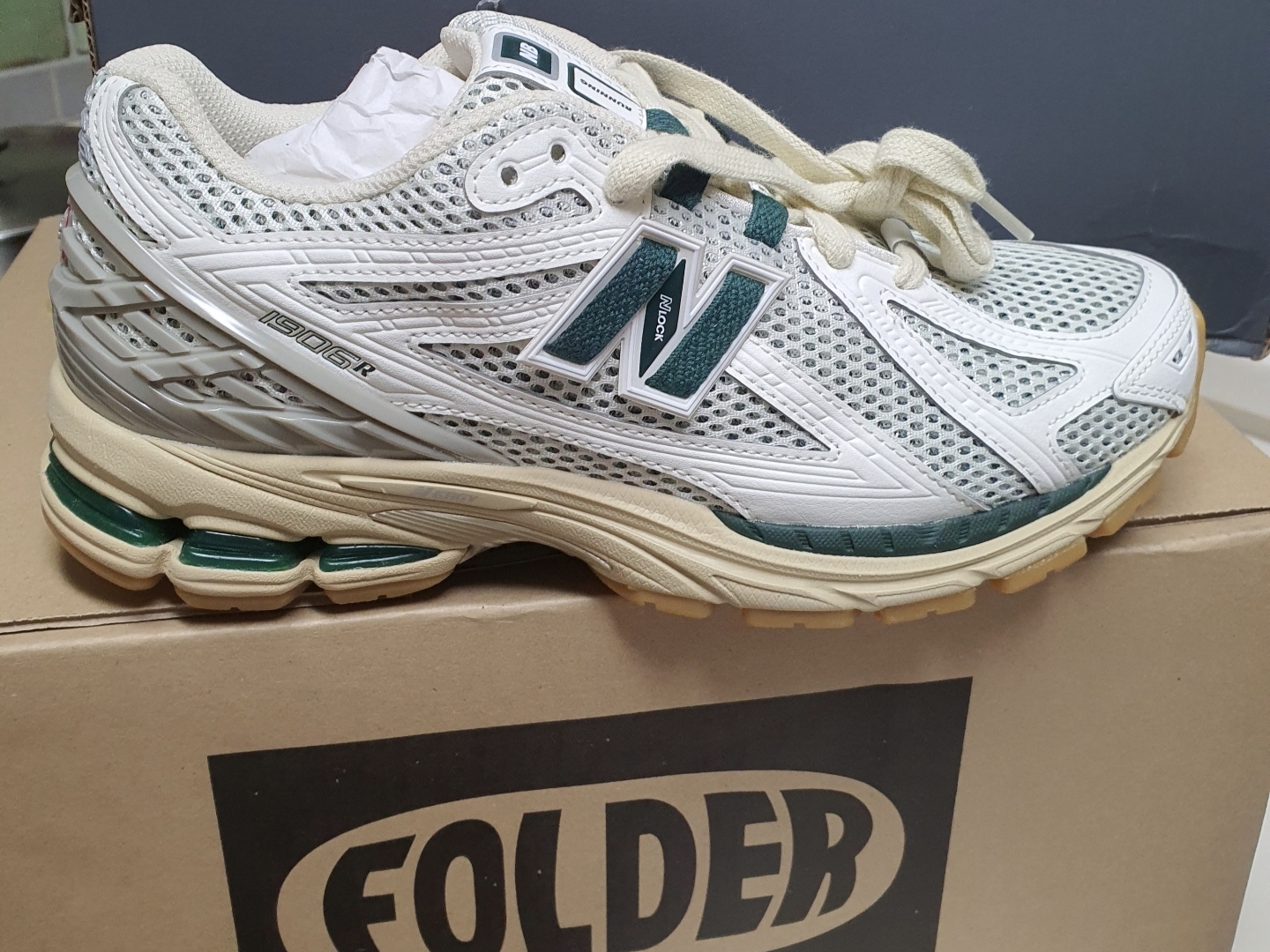 New Balance 1906R Silver Green 착용 스타일