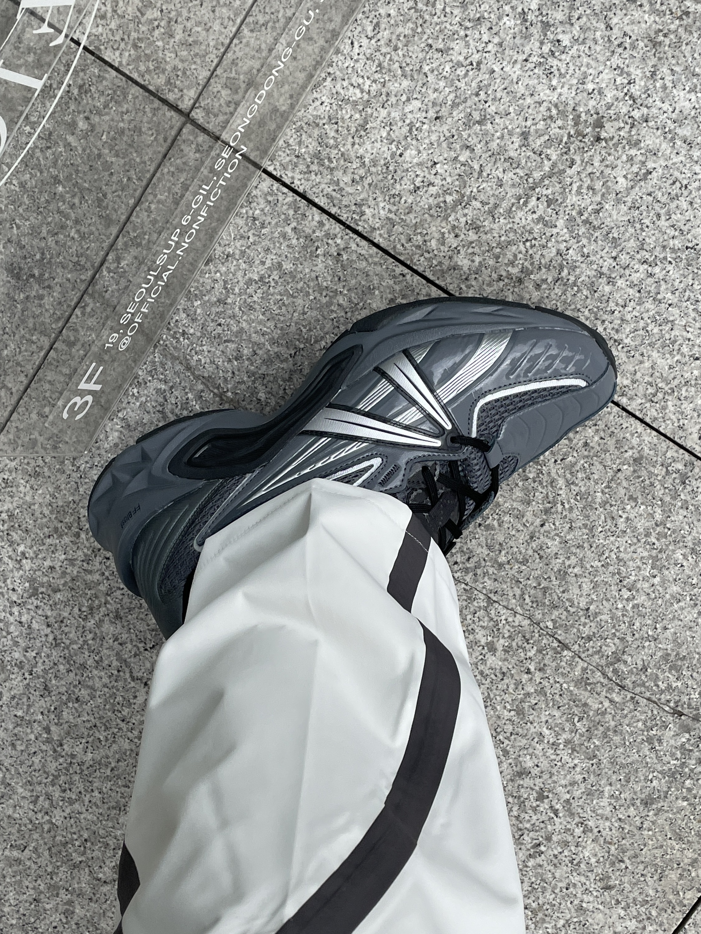Asics HN2-S Protoblast Steel Grey 착용 스타일 - 2