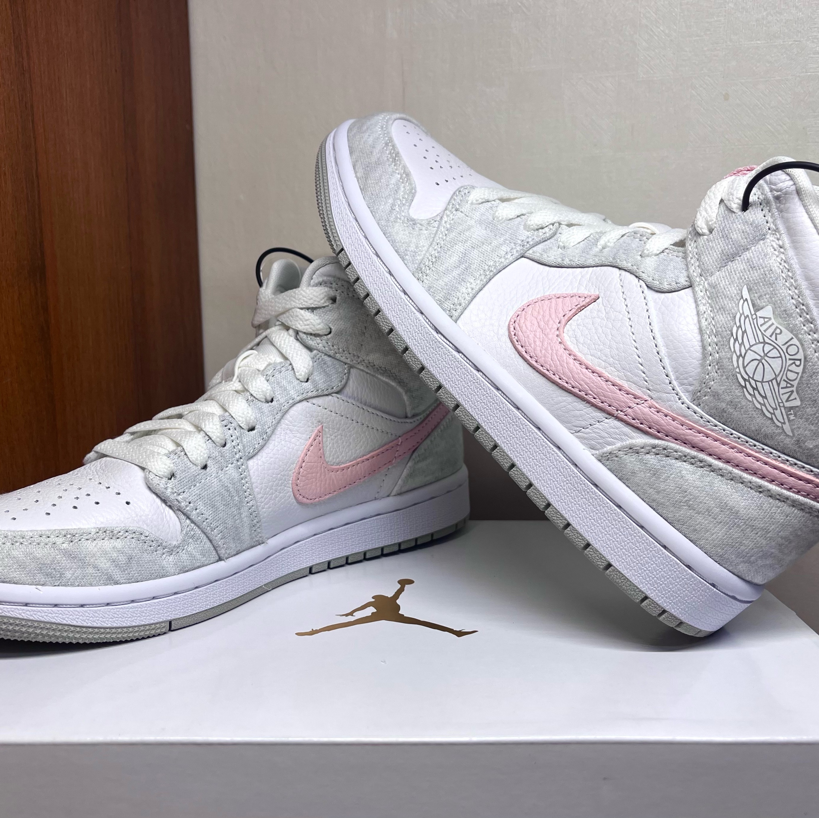 (W) Jordan 1 Mid SE Light Iron Ore 착용 스타일