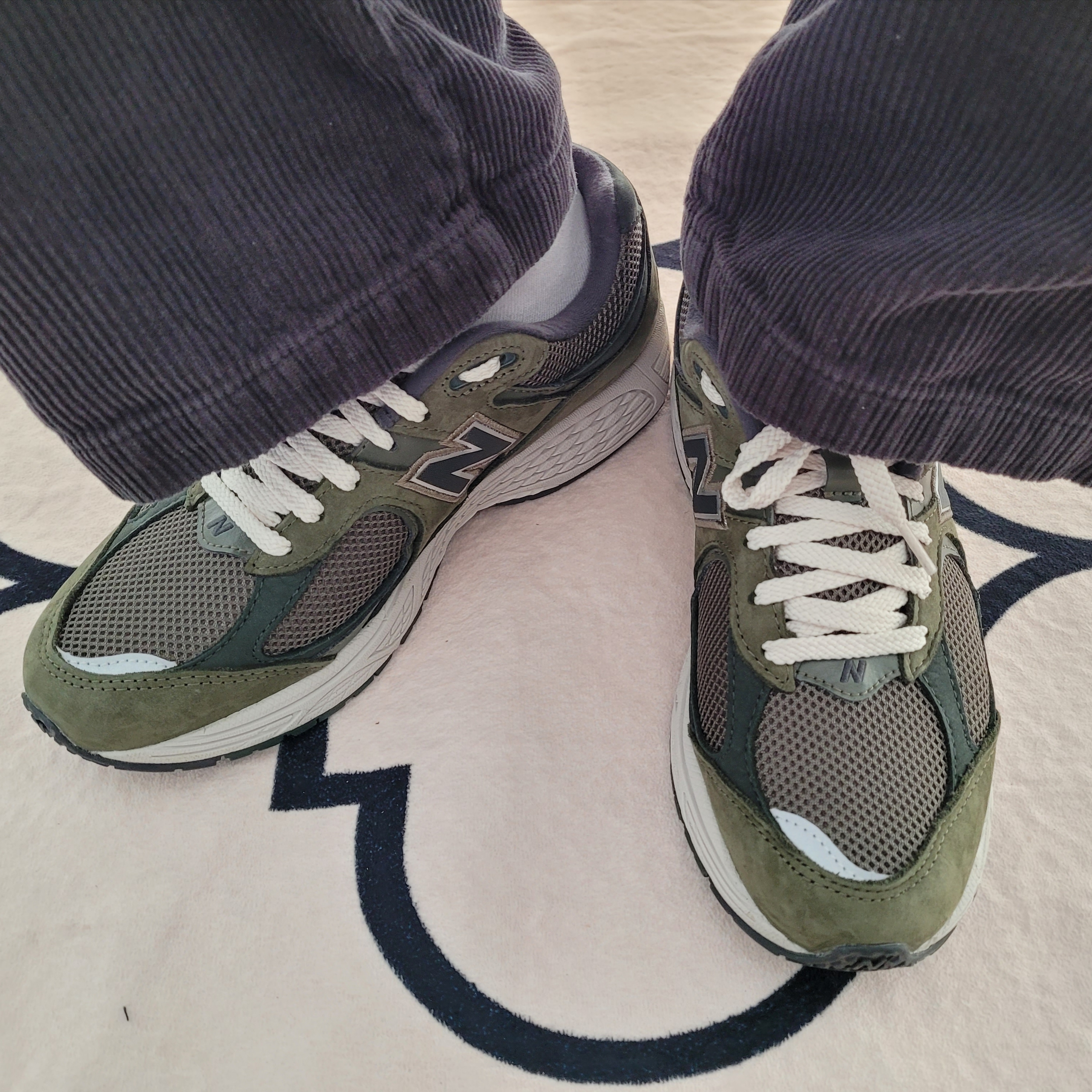 New Balance 2002R Grape Leaf 착용 스타일 - 3