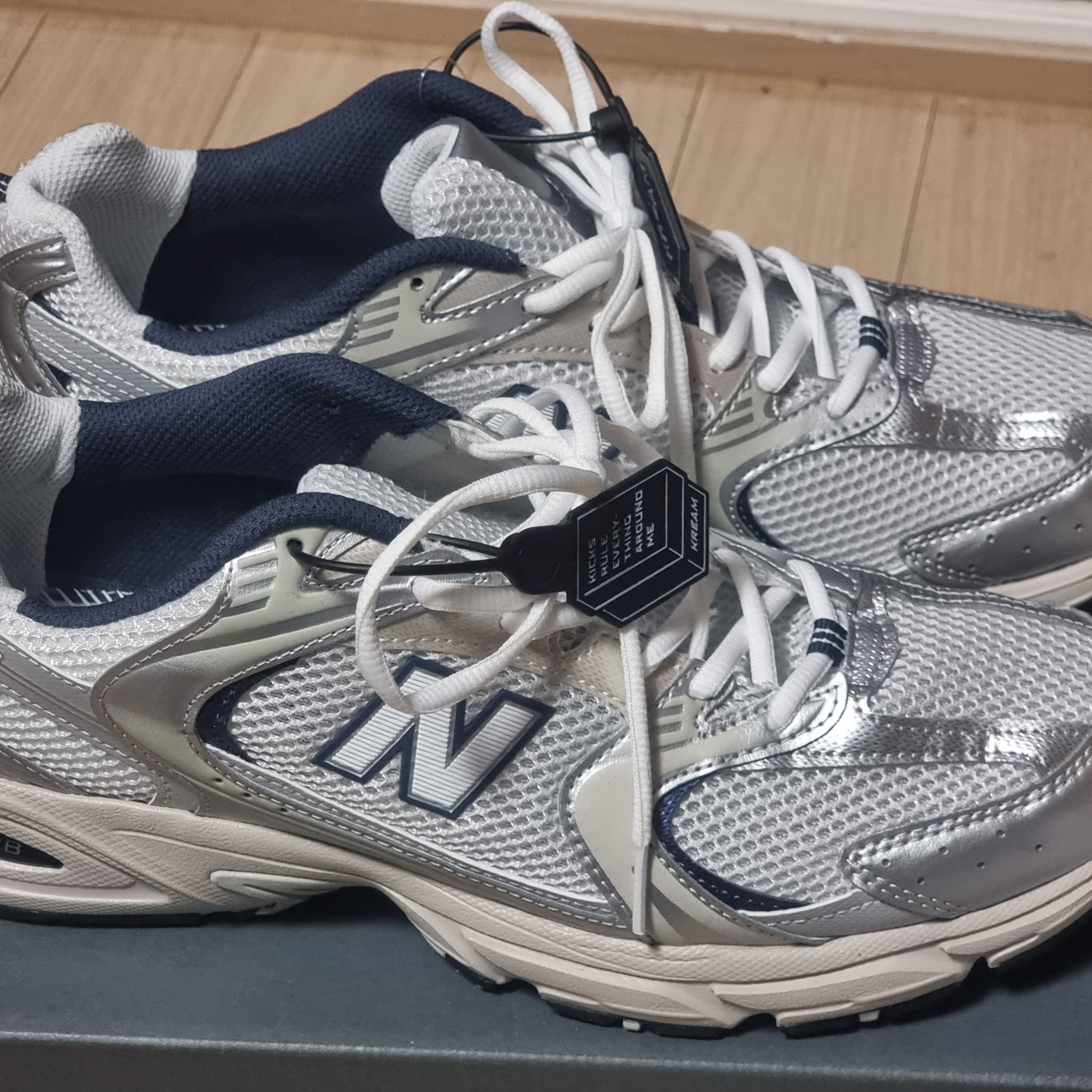 New Balance 530 Steel Grey 착용 스타일 - 2