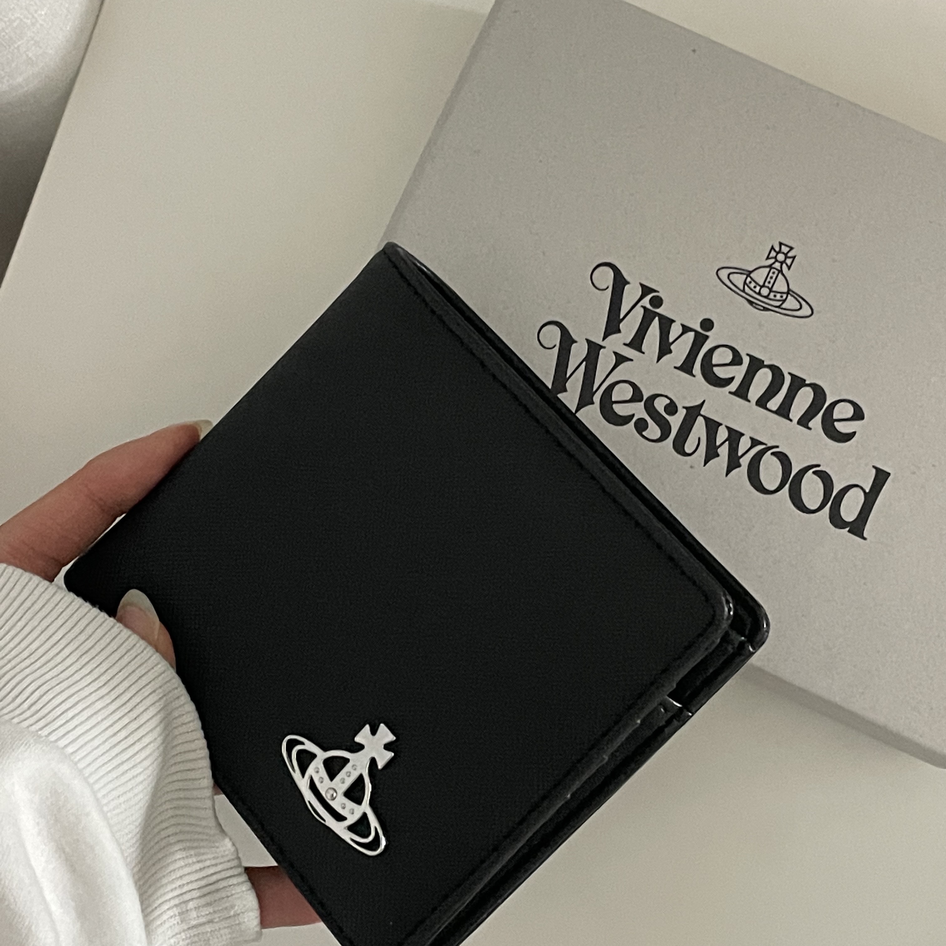 Vivienne Westwood Derby Bill Fold Wallet with Coin Pocket Black 착용 스타일 - 1