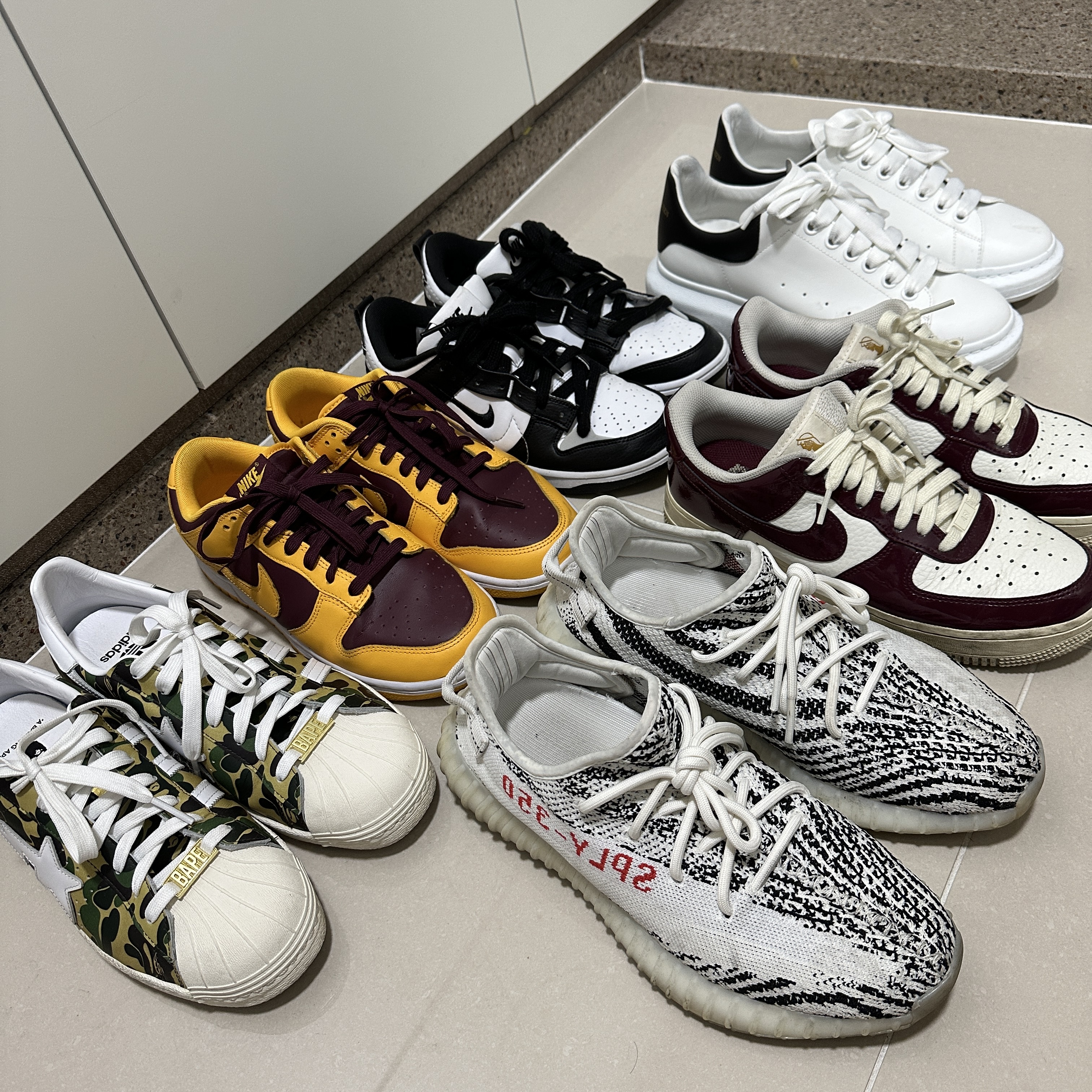 Adidas Yeezy Boost 350 V2 Zebra 2017/2019/2020, Adidas x BAPE Superstar 80s Green Camo 착용 스타일 - 1