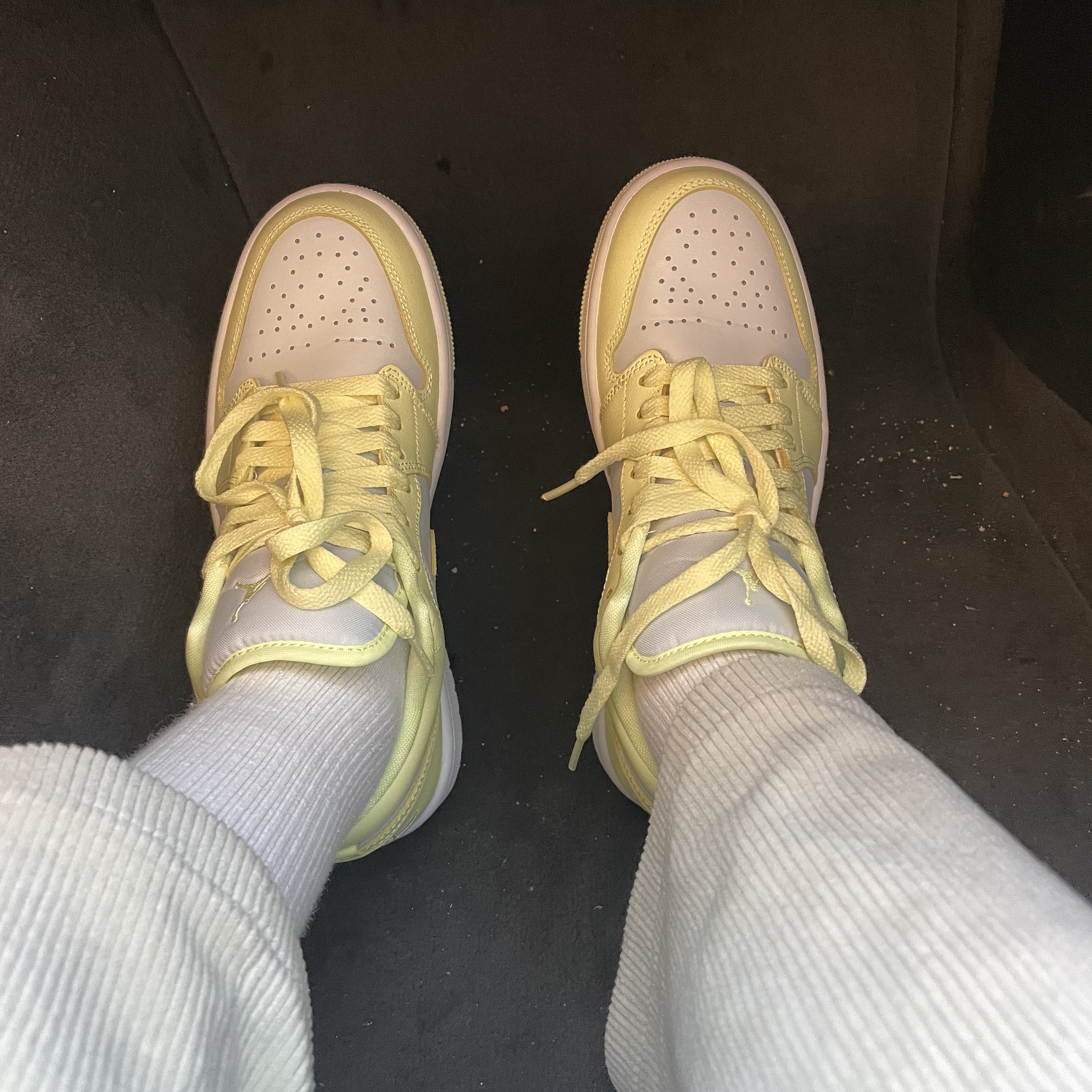 (W) Jordan 1 Low Citron Tint, Adidas Puffylette Off White 착용 스타일 - 2