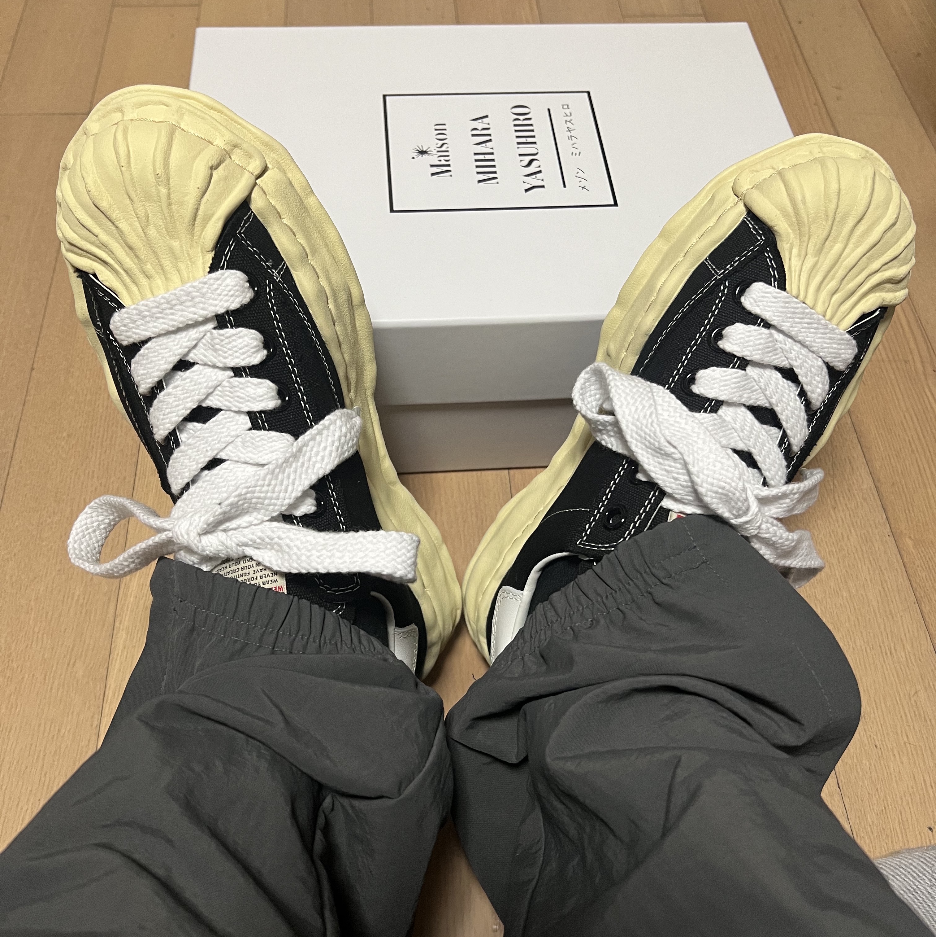 Maison Mihara Yasuhiro Blakey VL OG Sole Canvas Low-top Sneakers Black 착용 스타일 - 2