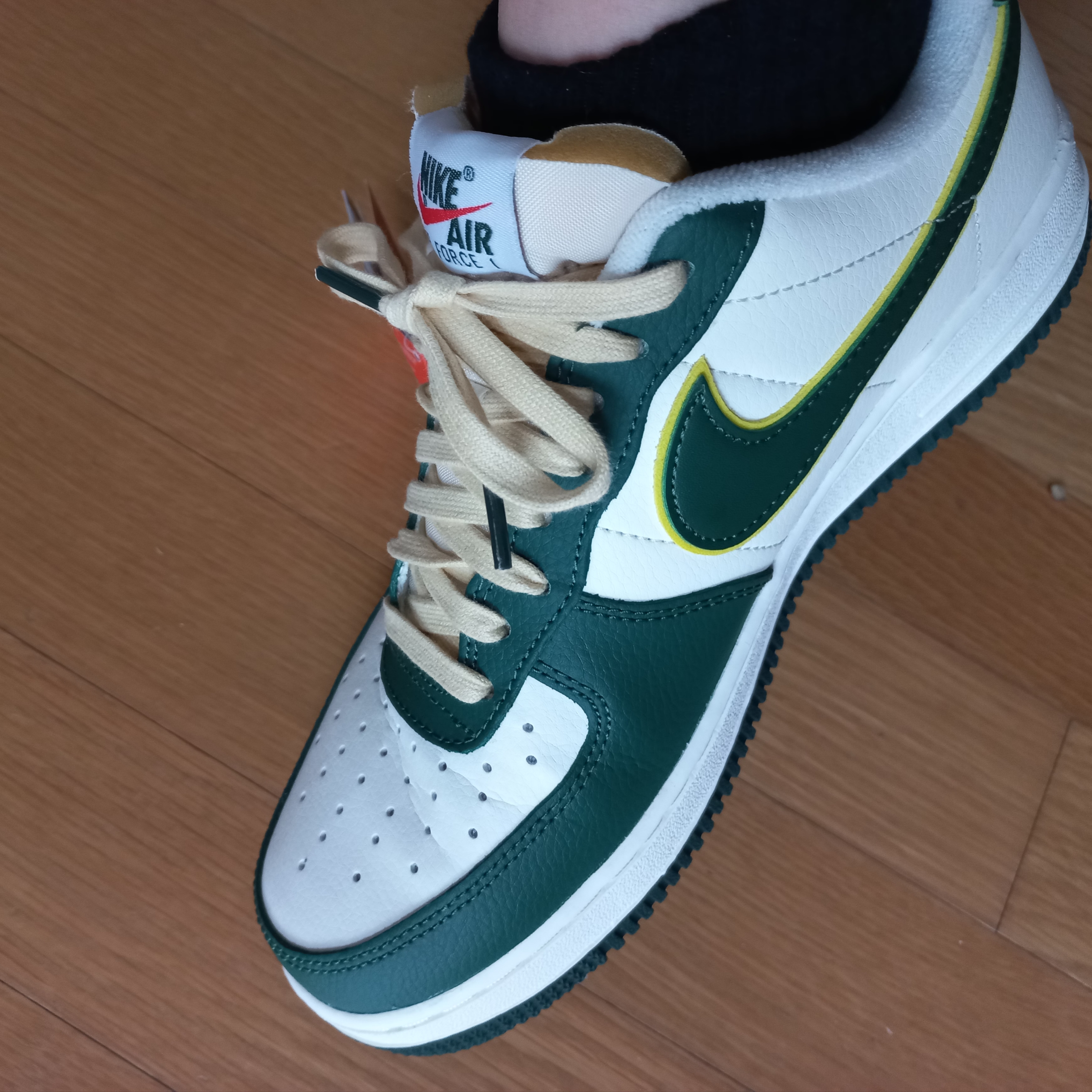 Nike Air Force 1 '07 LV8 Sail Noble Green 착용 스타일
