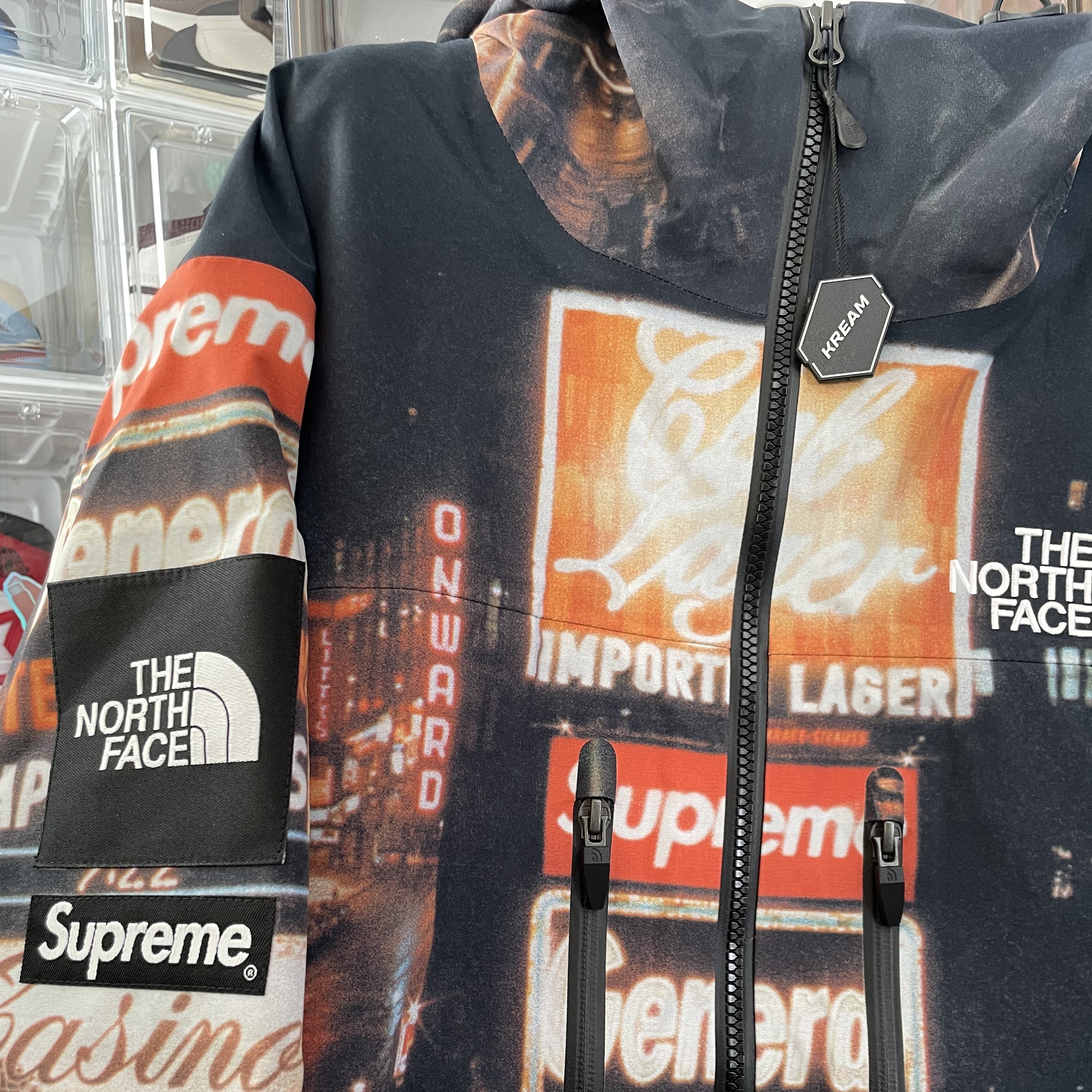 Supreme x The North Face Taped Seam Shell Jacket Times Square - 22FW 착용 스타일 - 4