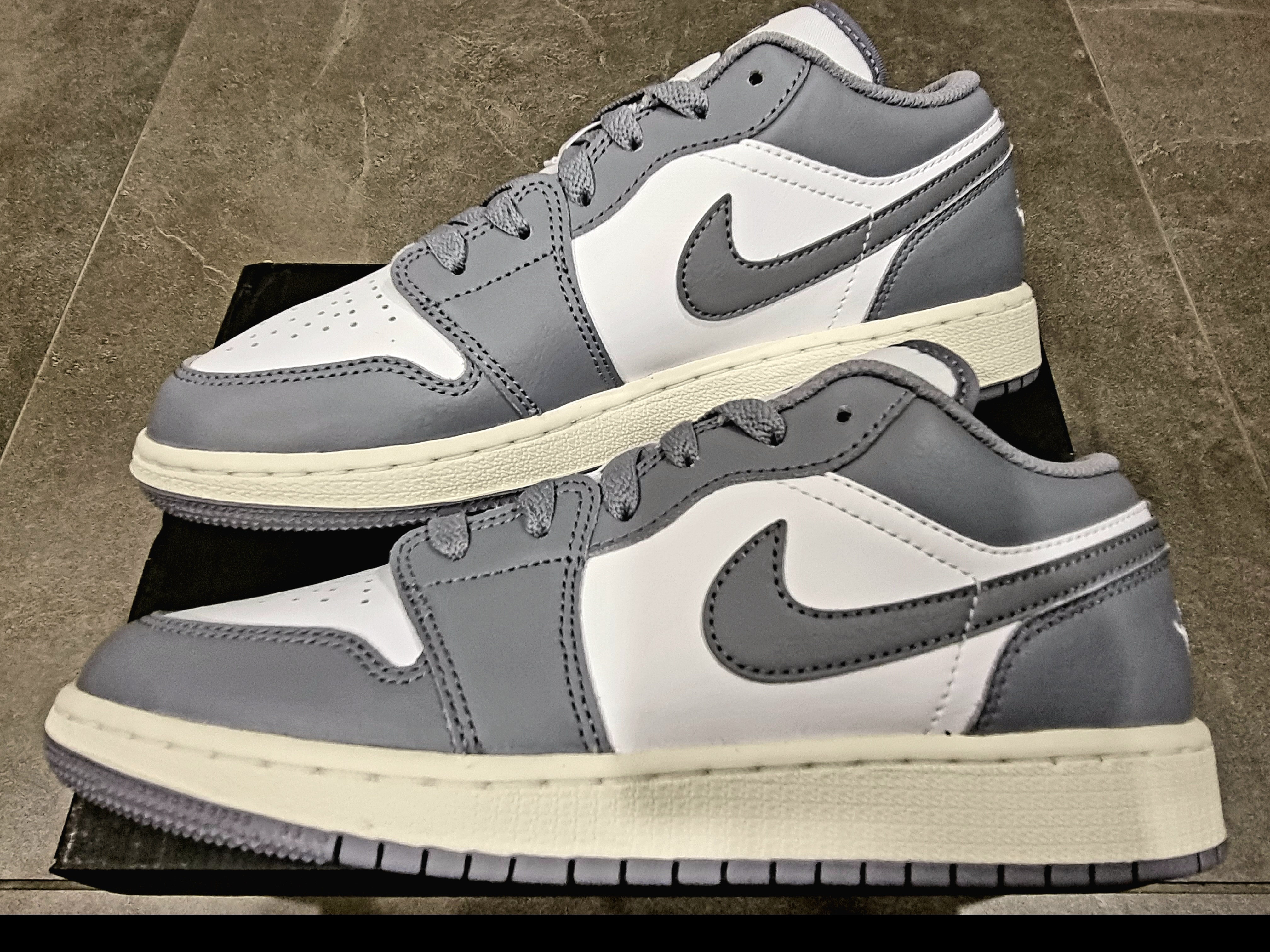 (GS) Jordan 1 Low Stealth and White 착용 스타일 - 3