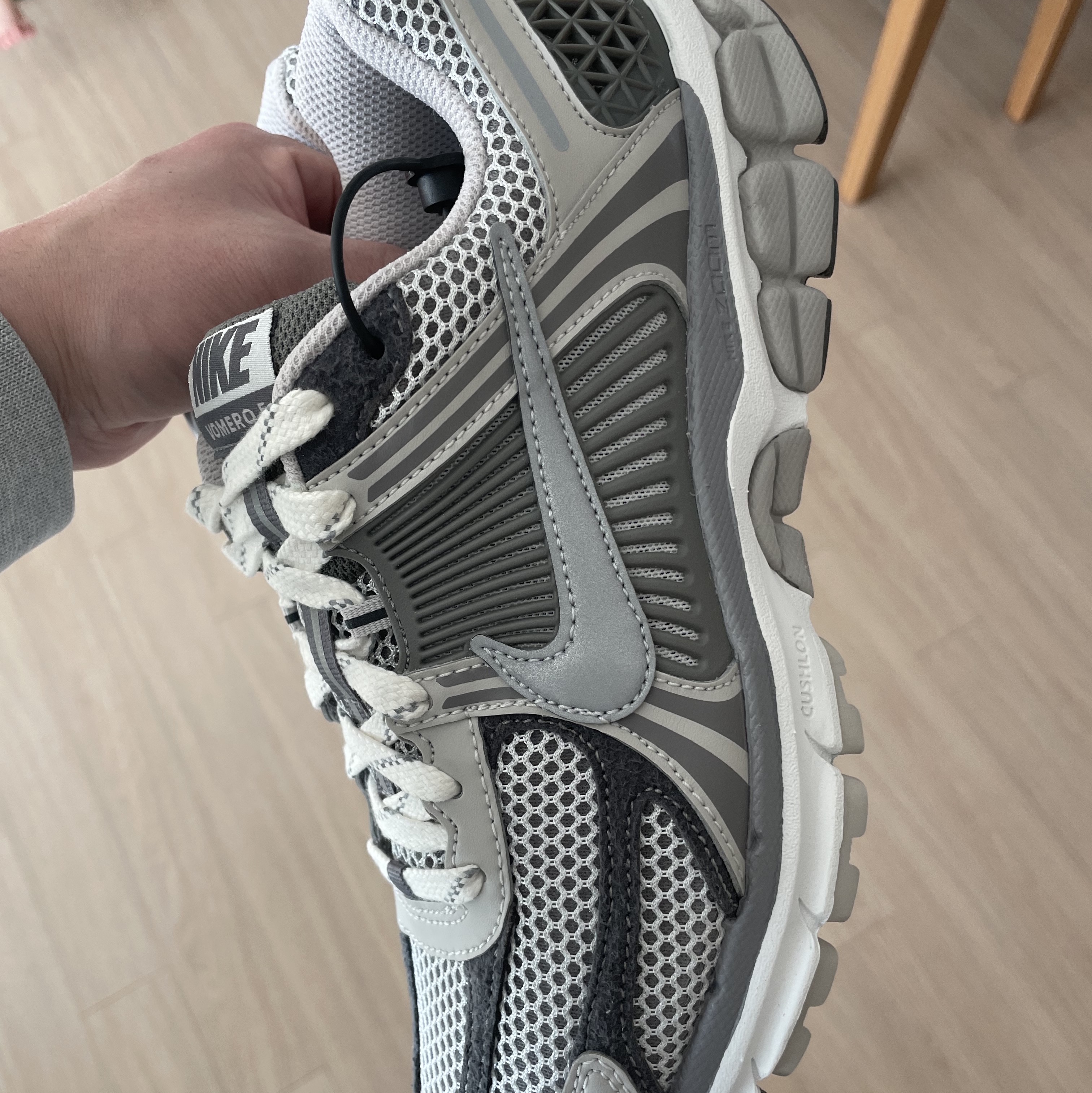 Nike Zoom Vomero 5 PRM Light Iron Ore and Flat Fewter 착용 스타일 - 3