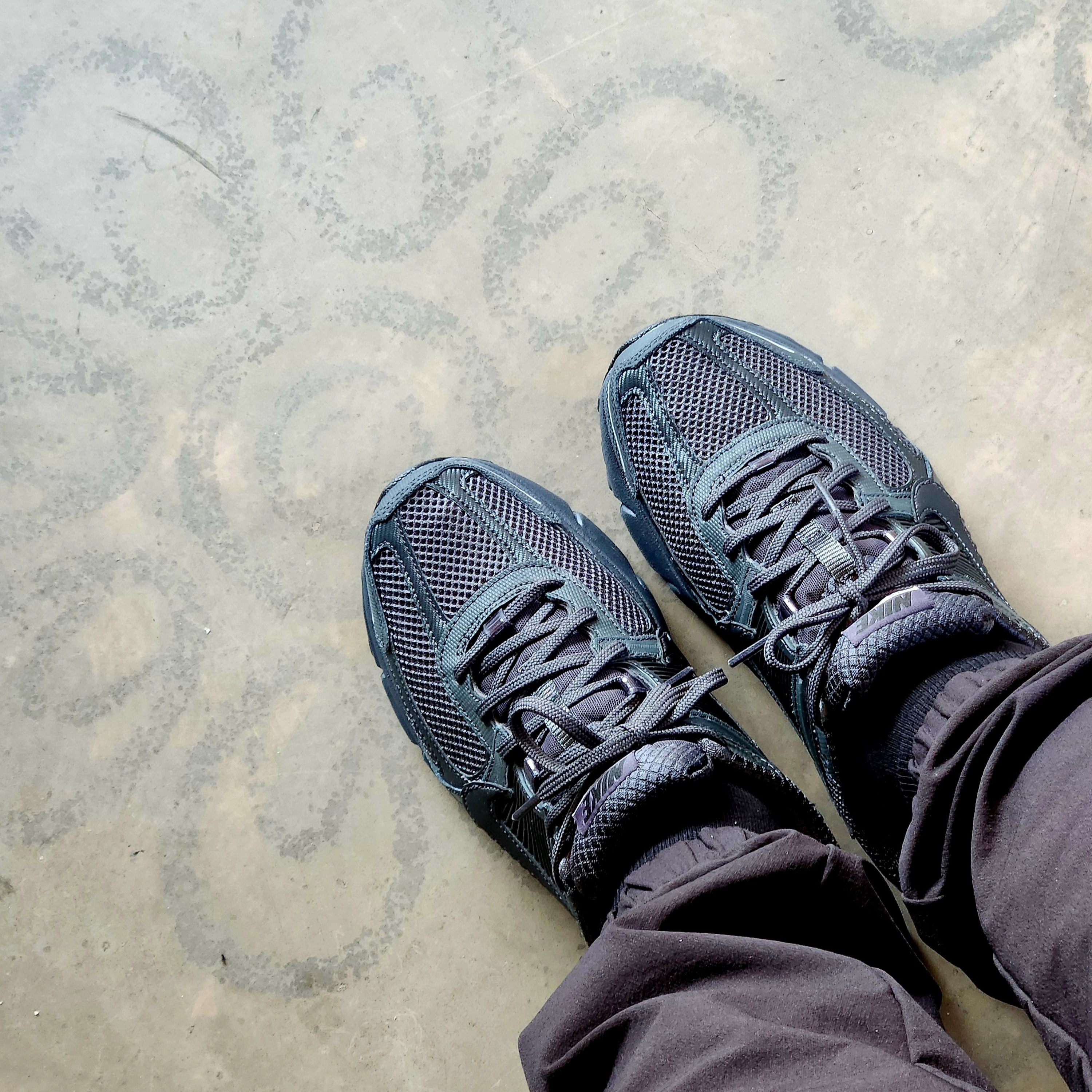 Nike Zoom Vomero 5 SP Anthracite 2023 착용 스타일 - 1