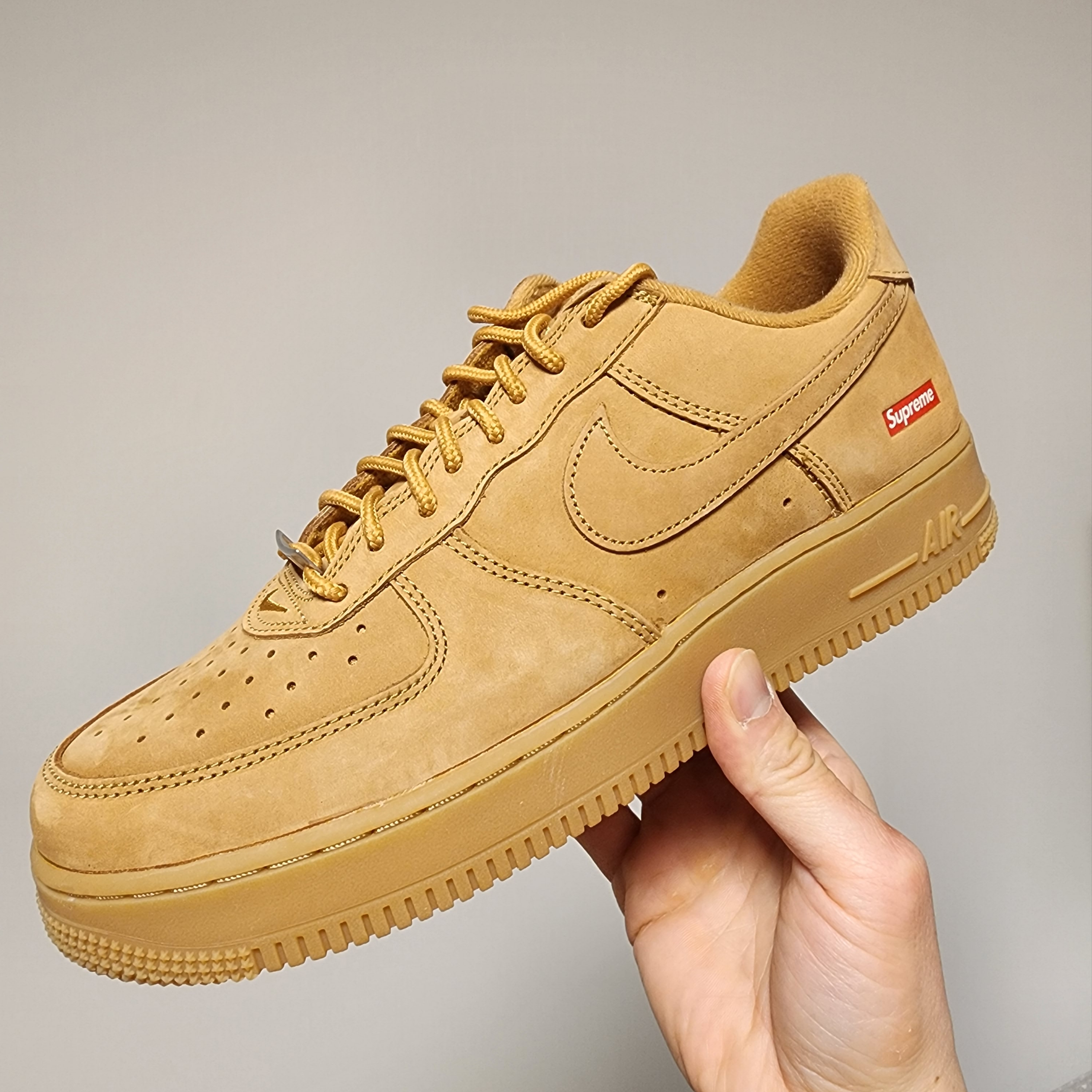Nike x Supreme Air Force 1 Low Flax 착용 스타일 - 1