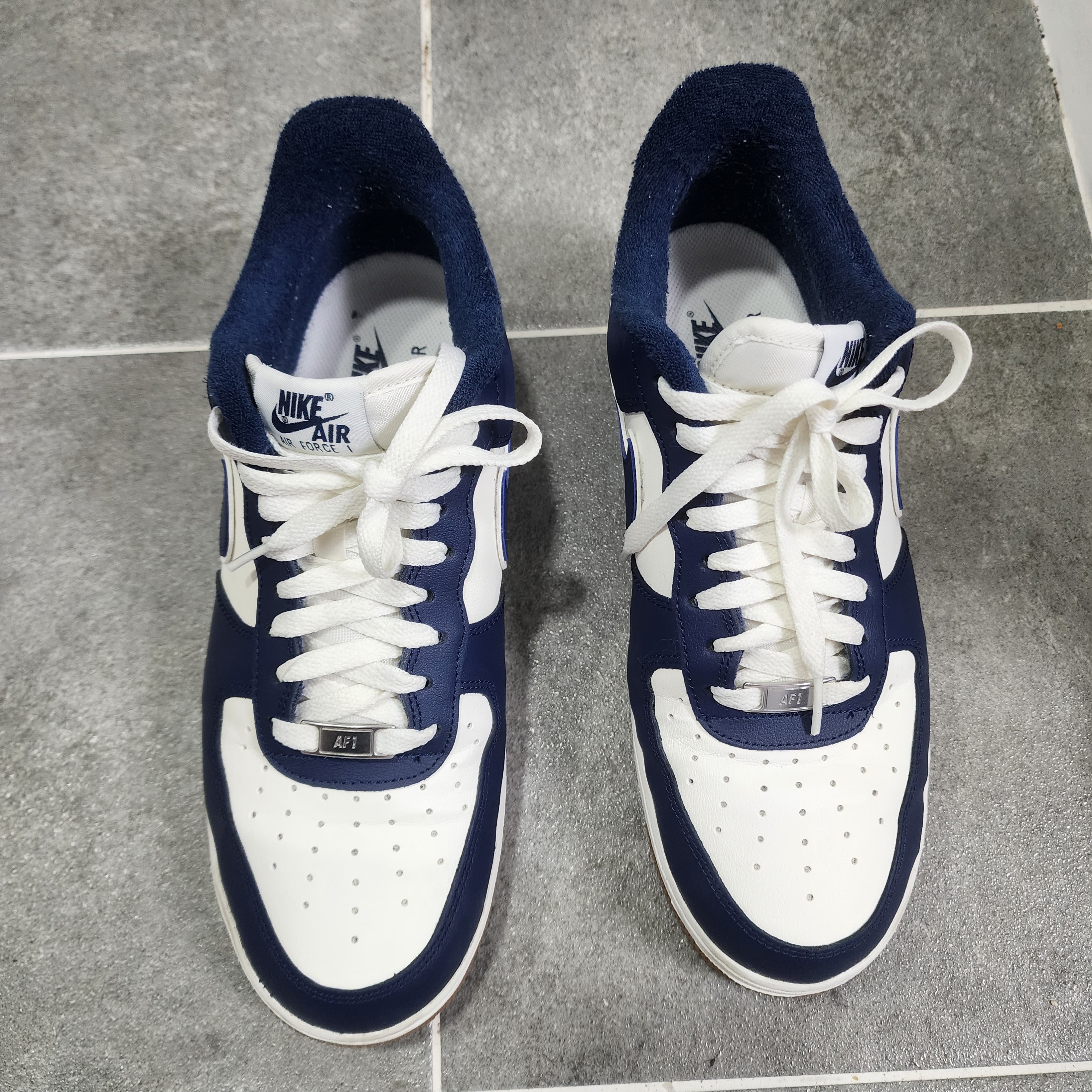 Nike Air Force 1 '07 LV8 Midnight Navy 착용 스타일 - 2