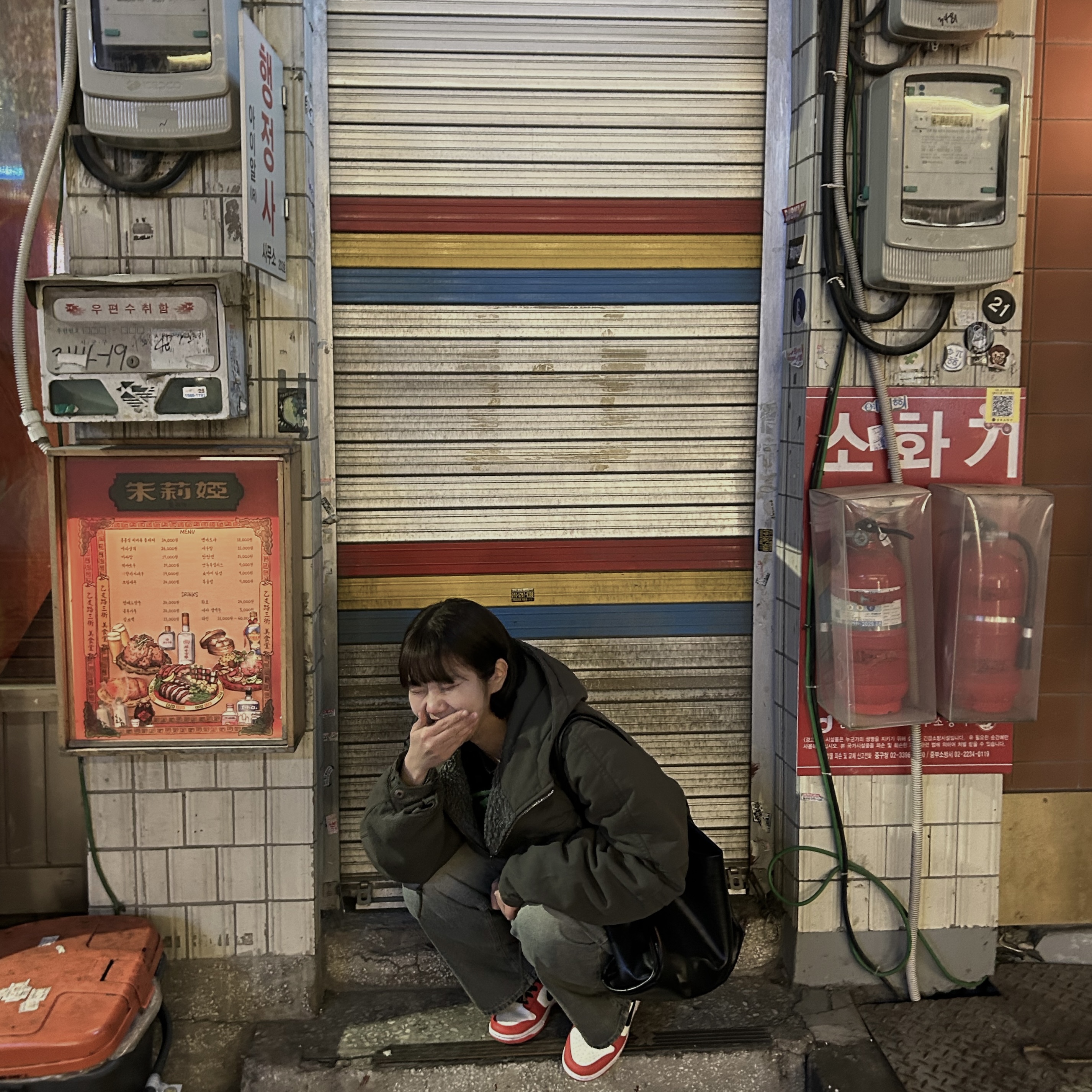 Nike x NBA Dunk Low Retro EMB Black and Chile Red 착용 스타일