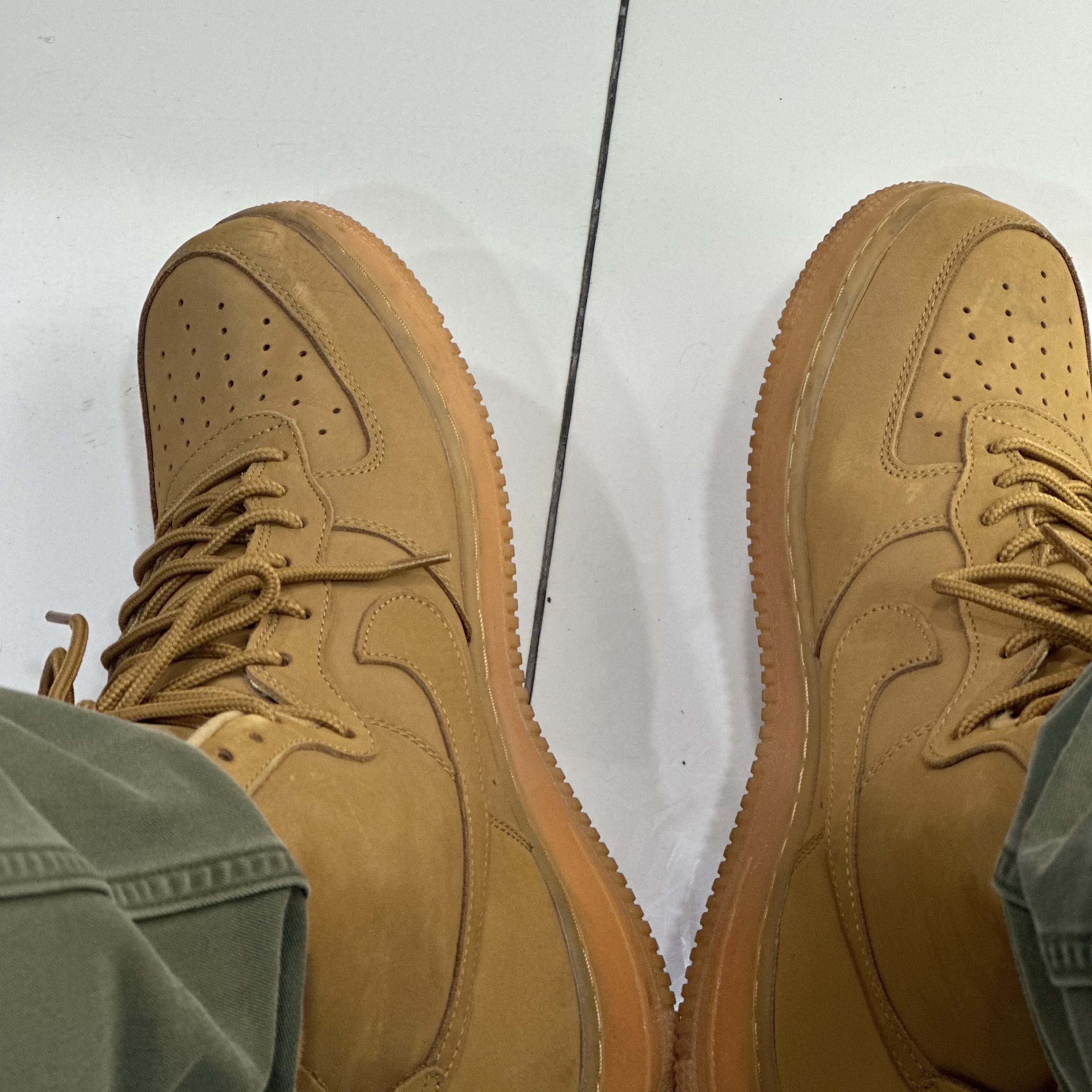 Nike Air Force 1 High '07 LV8 WB Flax 착용 스타일