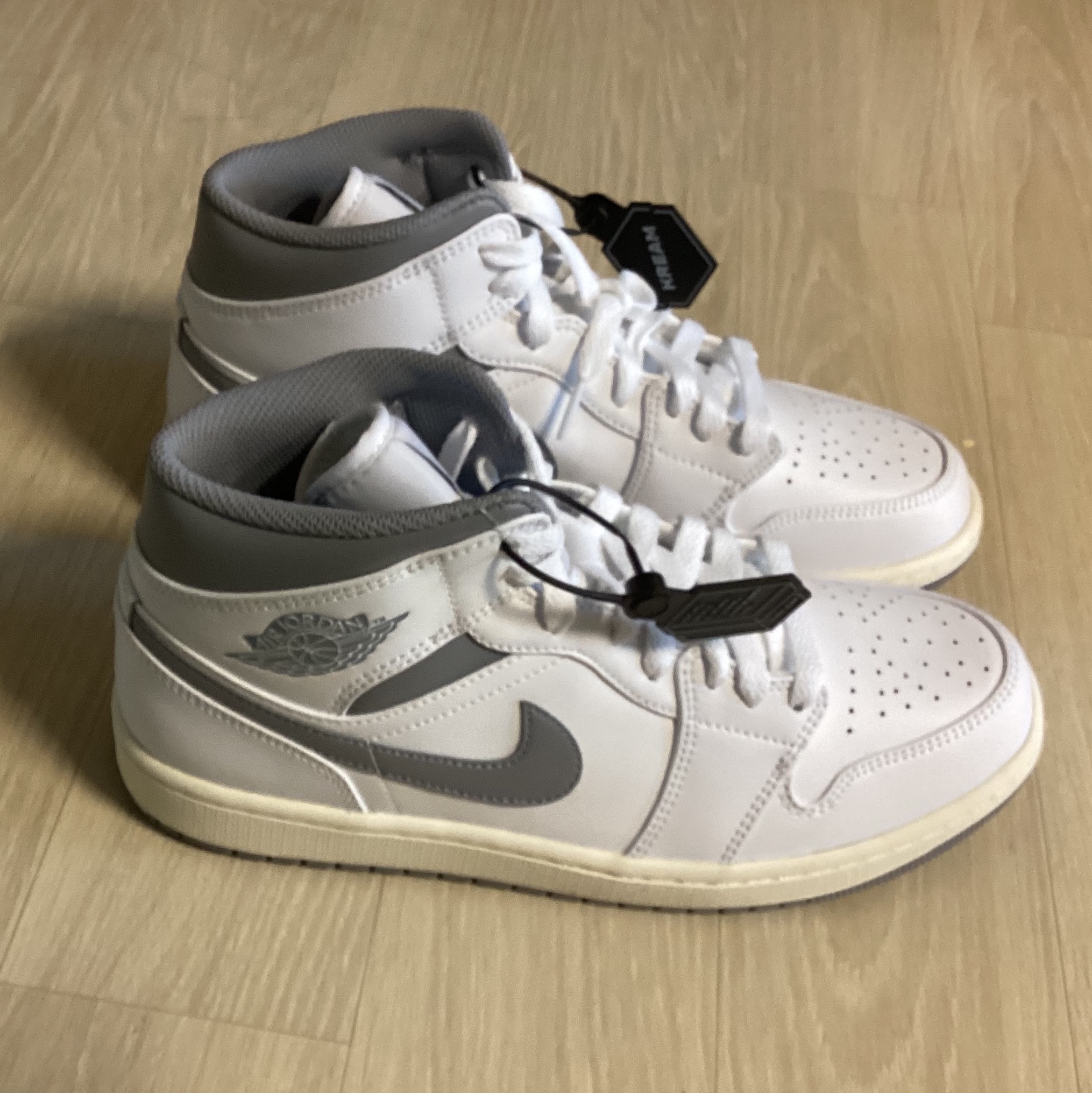 Jordan 1 Mid White Stealth 착용 스타일 - 1