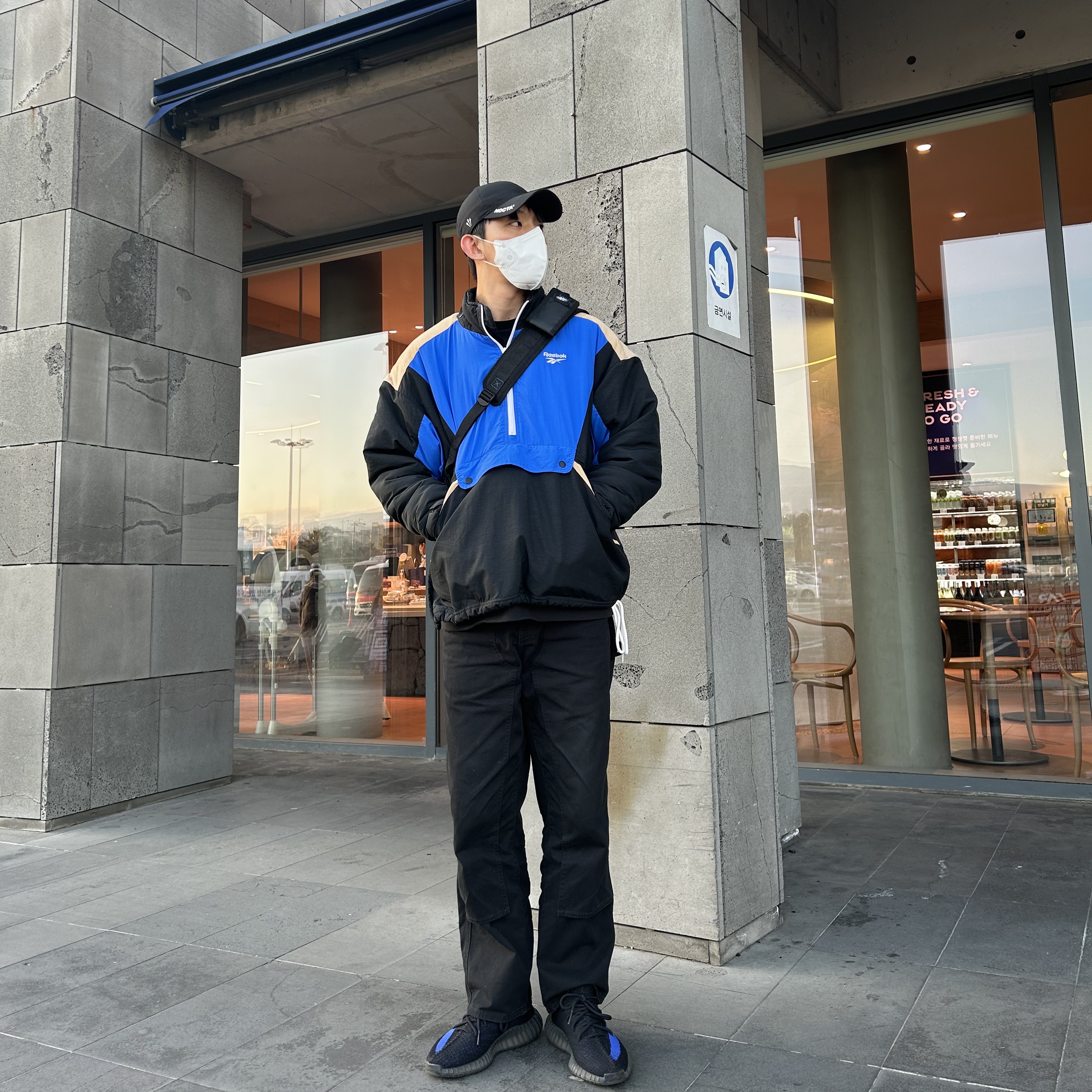 Nike x Drake Nocta Golf Cap Black, Adidas Yeezy Boost 350 V2 Dazzling Blue 착용 스타일