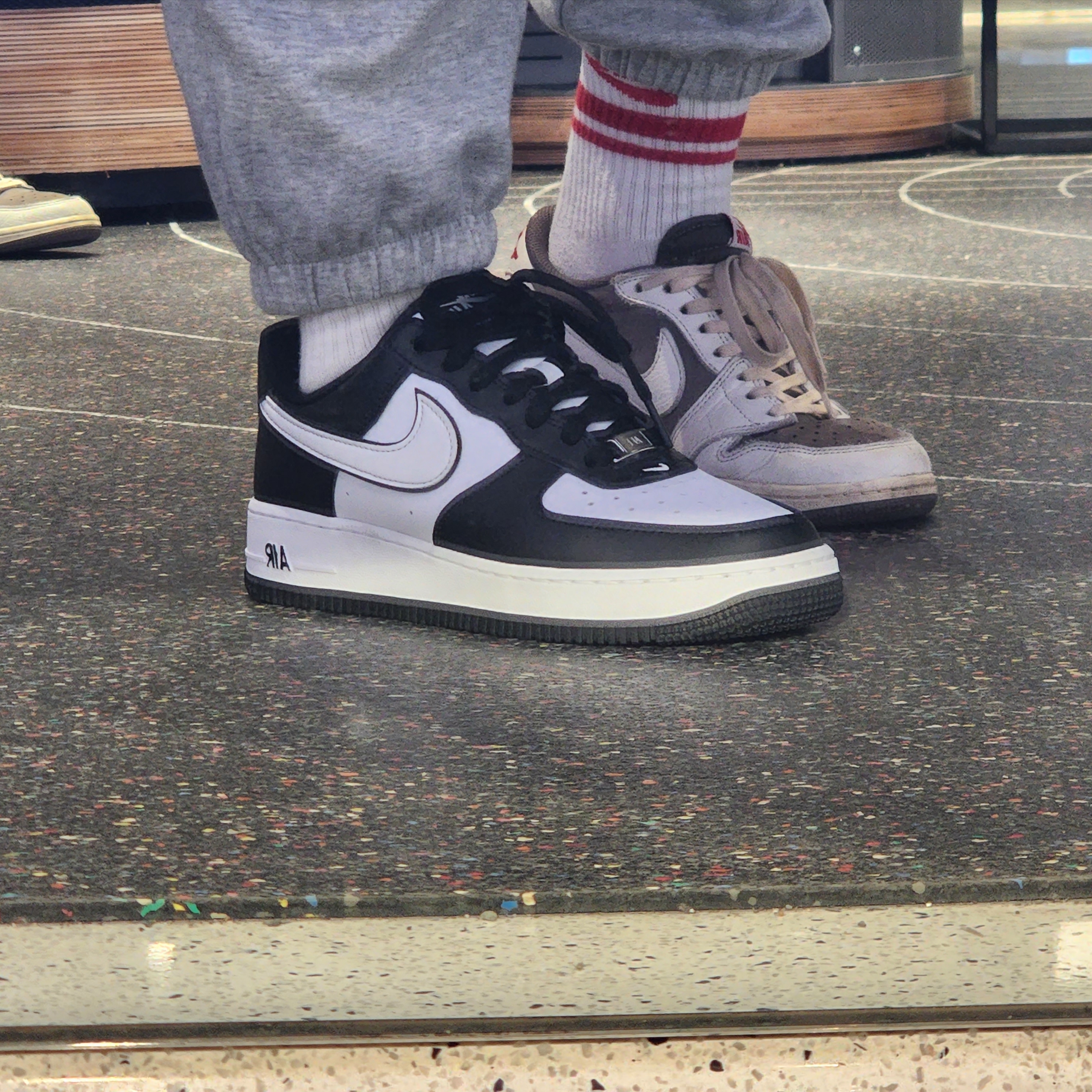 Nike Air Force 1 '07 Black White, Jordan 1 x Travis Scott Retro Low OG SP Sail and Ridgerock 착용 스타일