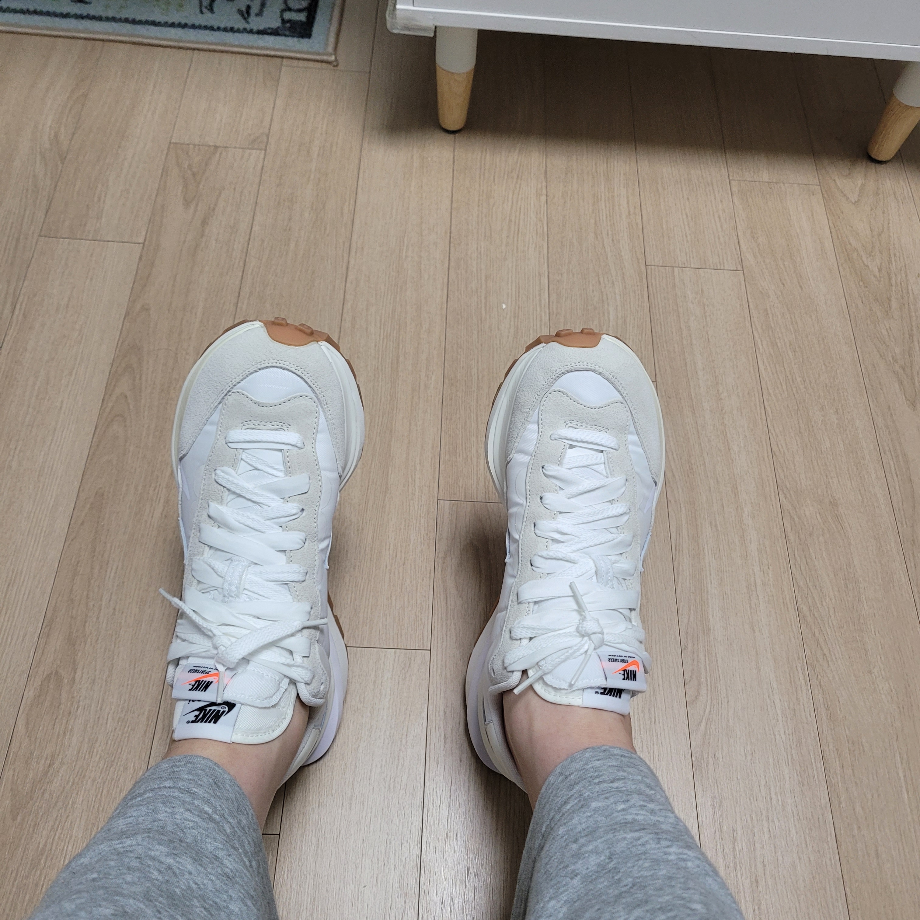 Nike x Sacai VaporWaffle White and Gum 착용 스타일