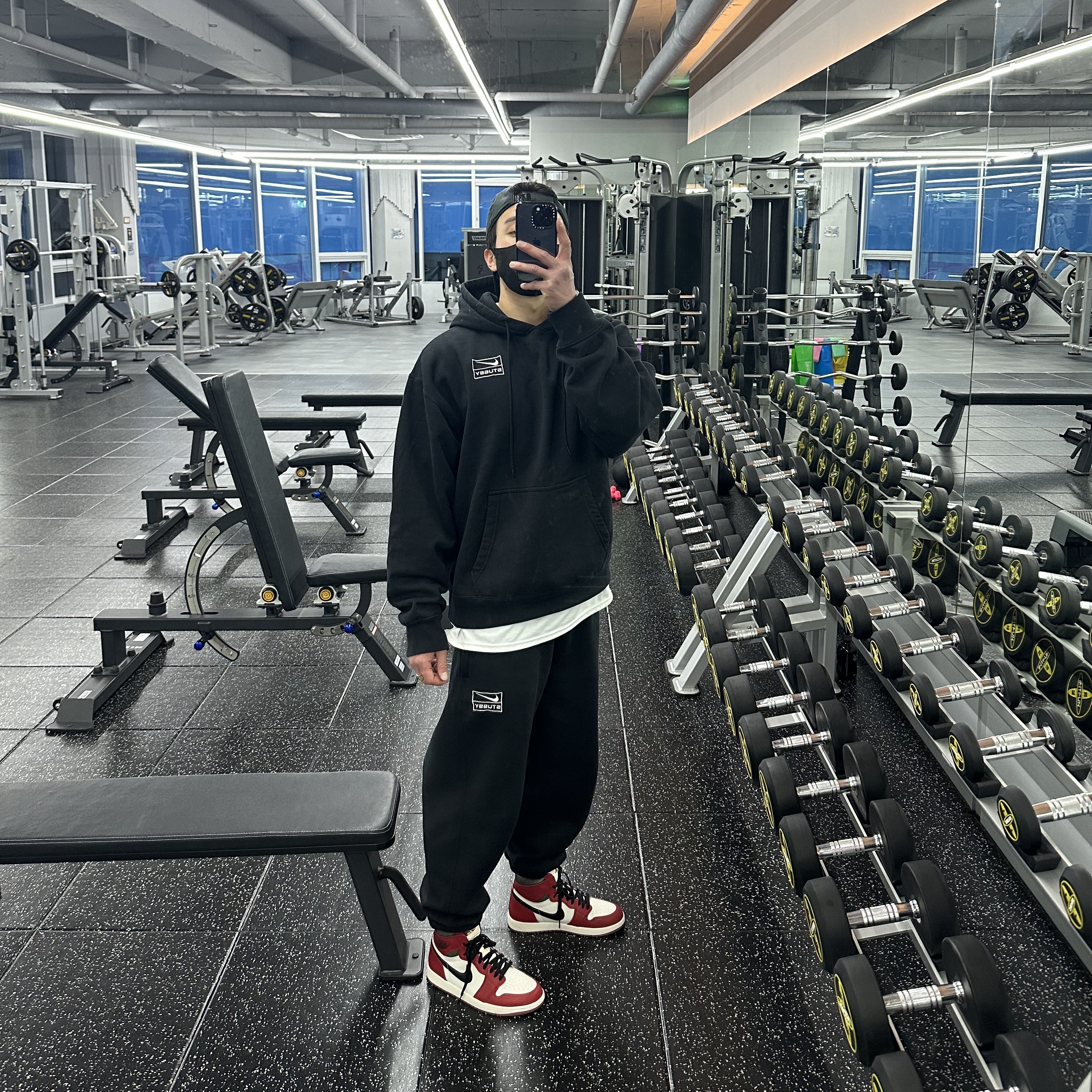 Nike x Stussy NRG RA Washed Pullover Hoodie Black (DN4028-010), Jordan 1 Retro High OG Chicago 2022 착용 스타일
