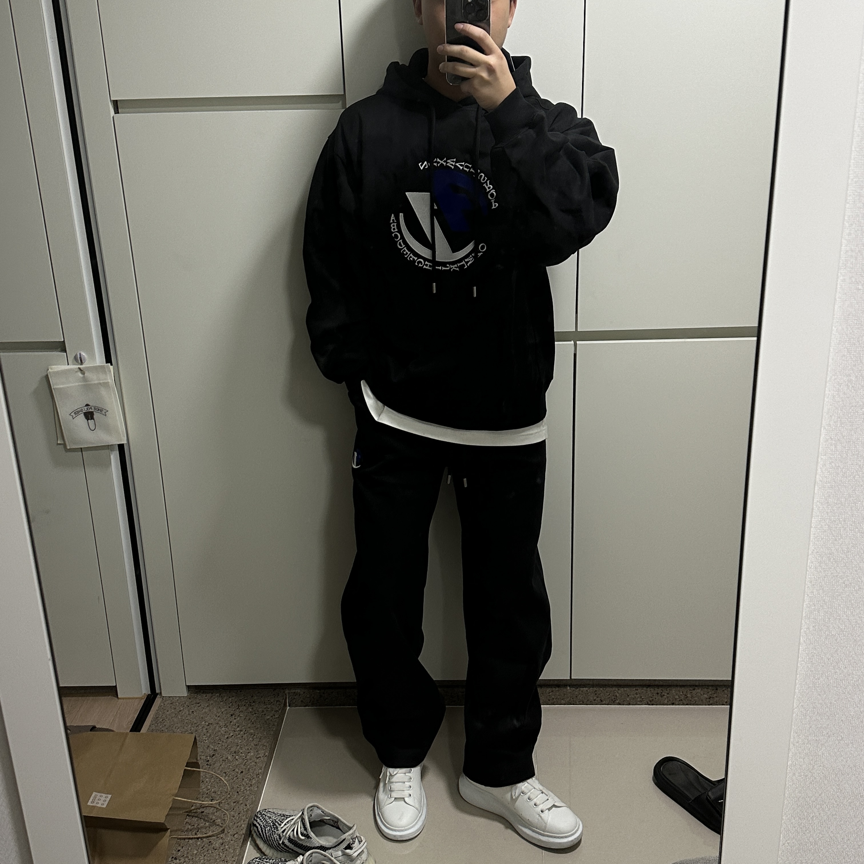 Zara x Ader Error Embroidery Hooded Sweatshirt Black, Zara x Ader Error Jogger Pants Black 착용 스타일 - 3