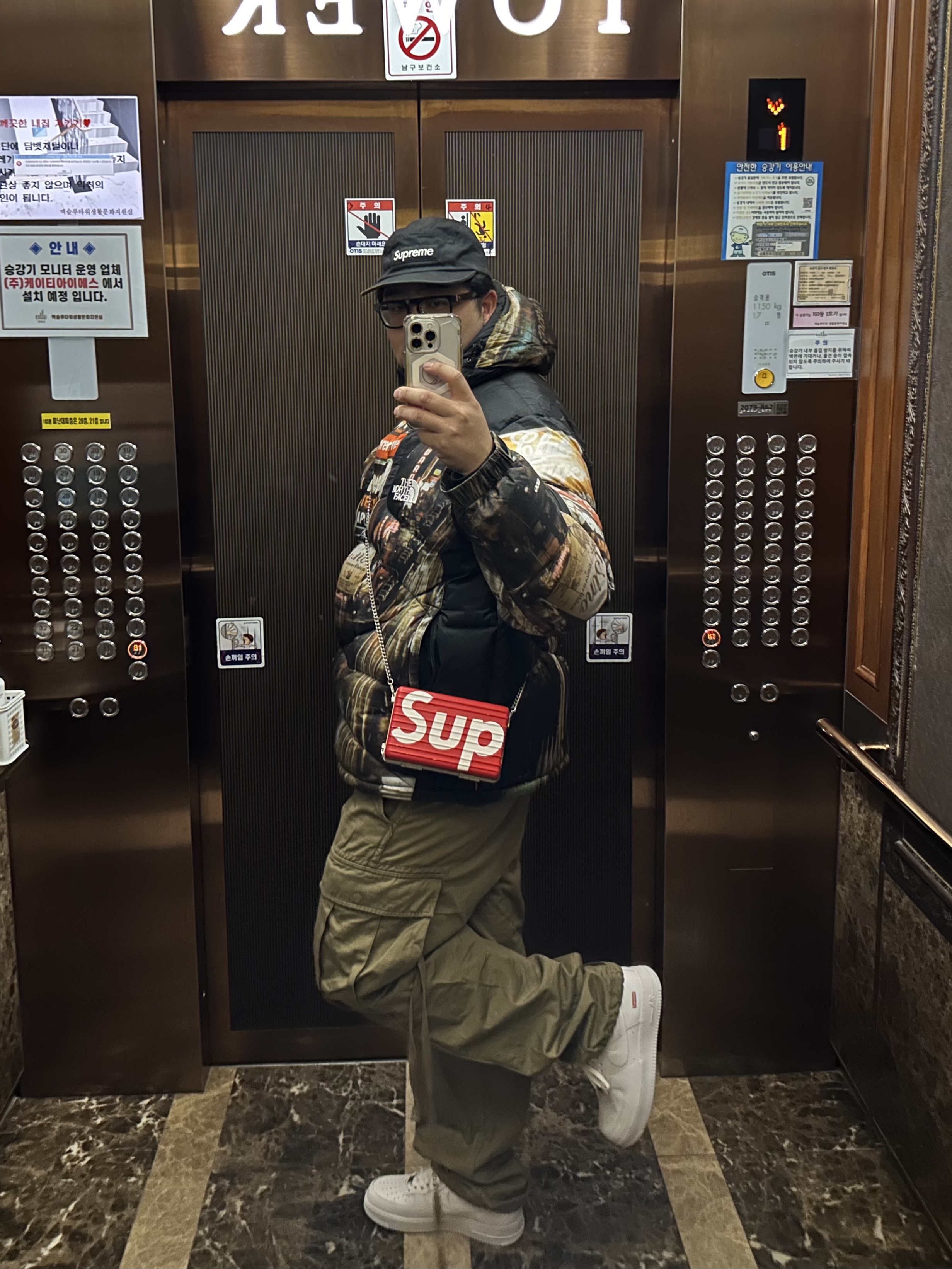 Nike x Supreme Air Force 1 Low White, Supreme x The North Face 800-Fill Half Zip Hooded Pullover Times Square - 22FW 착용 스타일 - 1